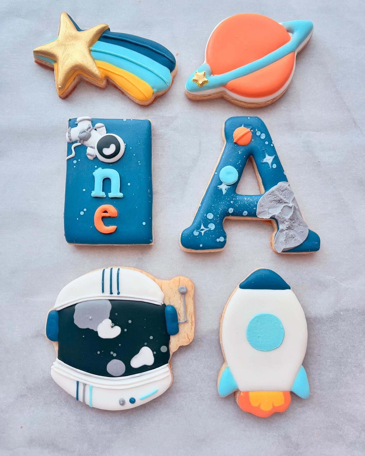 Out of this world is the theme for this lucky 1 year old! π π§βπ
.
.
#royalicingcookies #longbeachcookies #cookiedecorator #cookiedecorating #decoratedcookies #customcookies #cookies #longbeach #longbeachca