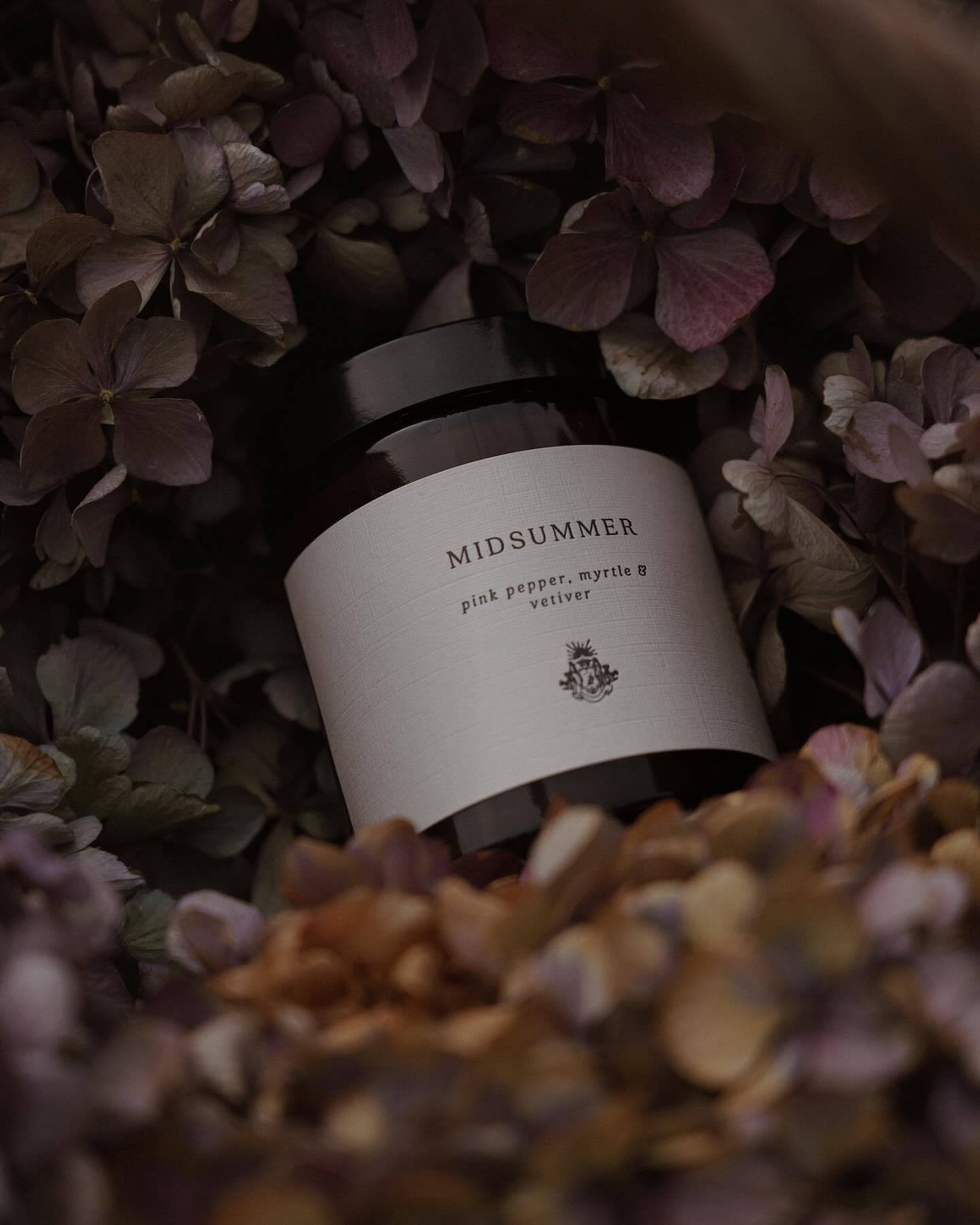 The vibrant spice of pink pepper sparks the senses, while vetiver provides a grounding, earthy undertone, and myrtle adds a soft, green sweetness that evokes the freshness of Scotland’s wild, windswept landscapes 🌱