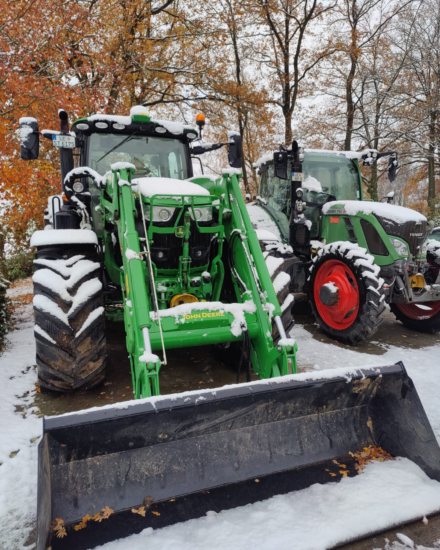 Winterschlaf-Modus aktiviert. Der erste Schnee hat unsere Traktoren zugedeckt. ❄️🚜 Jetzt heißt es erstmal Winterpause auf dem Acker!
Zeit für etwas Entschleunigung auf dem Hof!
#Winterpause #Traktoren #SchlepperimSchnee #entschleunigung #ErsterSchnee2024 #Landleben #Landwirtschaft #LüneburgerHeide #johndeere #fendt #winteriscoming #soenkessuesskartoffeln