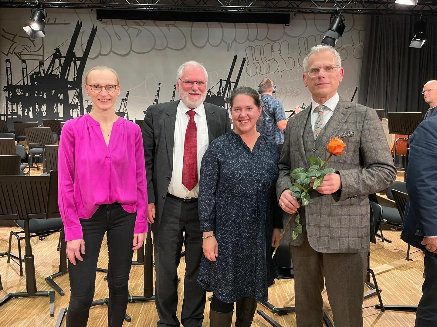 Endlich ist es so weit! Heute wurde die neue MUSIK.WERK.STADT feierlich eröffnet. Nach 29 Monaten Jahren Bauzeit und am Ende auch so mancher kleinen Verzögerung, hat das Hamburger Konservatorium einen neuen Hauptstandort in Ottensen. Seit vielen Jahren begleite ich den Prozess von der Idee, der Standortsuche, der Finanzierung bis zum Umzug von Sülldorf in die Kolbenhöfe. Hier finden nun Musikschüler:innen, Studierende und Dozent:innen einen neuen musikalischen Lebensmittelpunkt - ebenso wie die ganz Kleinen, die von nun an die Musik-Kita des Konservatoriums besuchen werden.
Das alles wäre ohne die großartige Vision von Markus Menke und Michael Petermann und die vielen anderen Helfer:innen und Sympathisant:innen, wie zum Beispiel @der_wahre_rolf_zuckowski und Kent Nagano, nicht möglich gewesen. Und ich freue mich von Herzen, dass es gelungen ist, mit der tatkräftigen Unterstützung auch seitens der Hamburgischen Bürgerschaft, des Bundestags und des Bezirks Altona dieses großartige Vorhaben Wirklichkeit werden zu lassen.
„Wenn die Sache dir zu nahe geht
Und dein Herz in Schutt und Asche liegt
Ist da immer noch, immer noch die Musik
Wenn da jemand ist, der dich unterkriegt
Und der Regen keinen Bogen biegt
Ist da immer noch, immer noch die Musik.“
(Niels Frevert) - Vielen Dank an Carsten Brosda für die Erinnerung an diesen grossartigen Song heute bei seinem Grußwort.