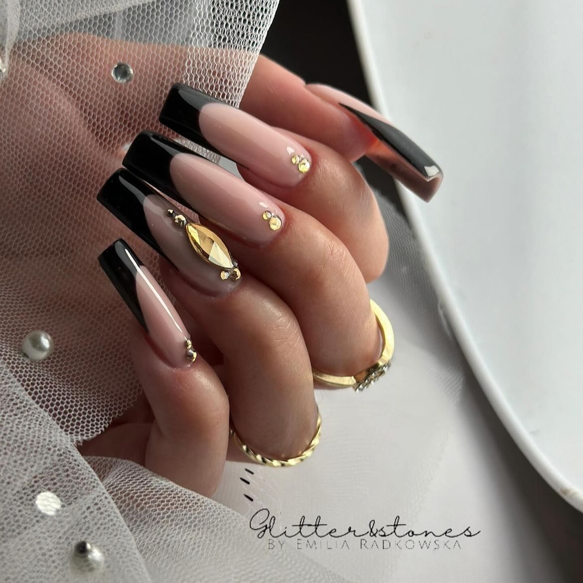 Fresh nails with some glam😍🖤
@glitternstoness