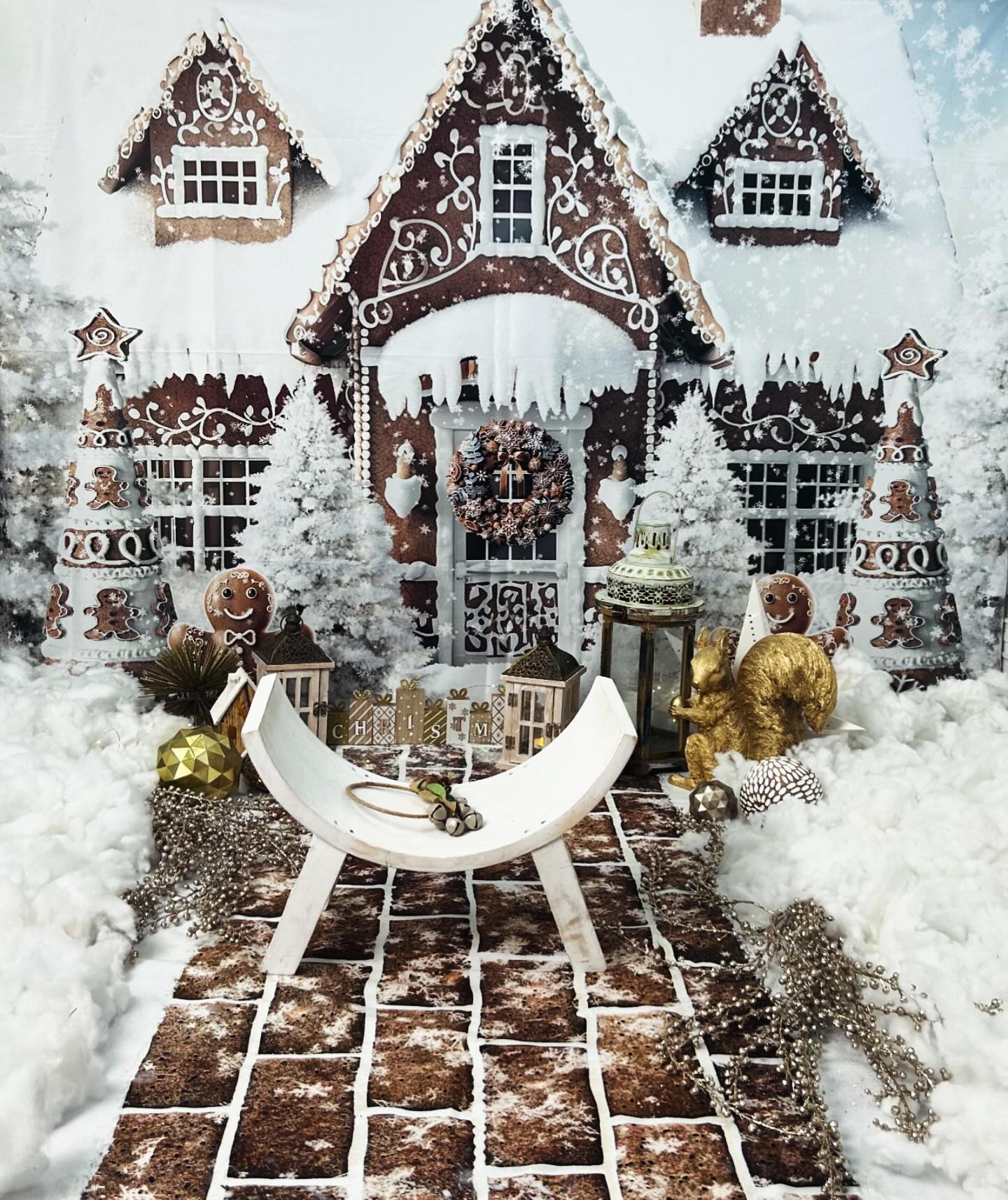 We had the studio transformed into a winter wonderland yesterday by @vh_art_photography for her Christmas family shoot. Lots of snow, glitter and Christmas songs!
#photography #photographystudio #photoshoot #christmas #familyphotography