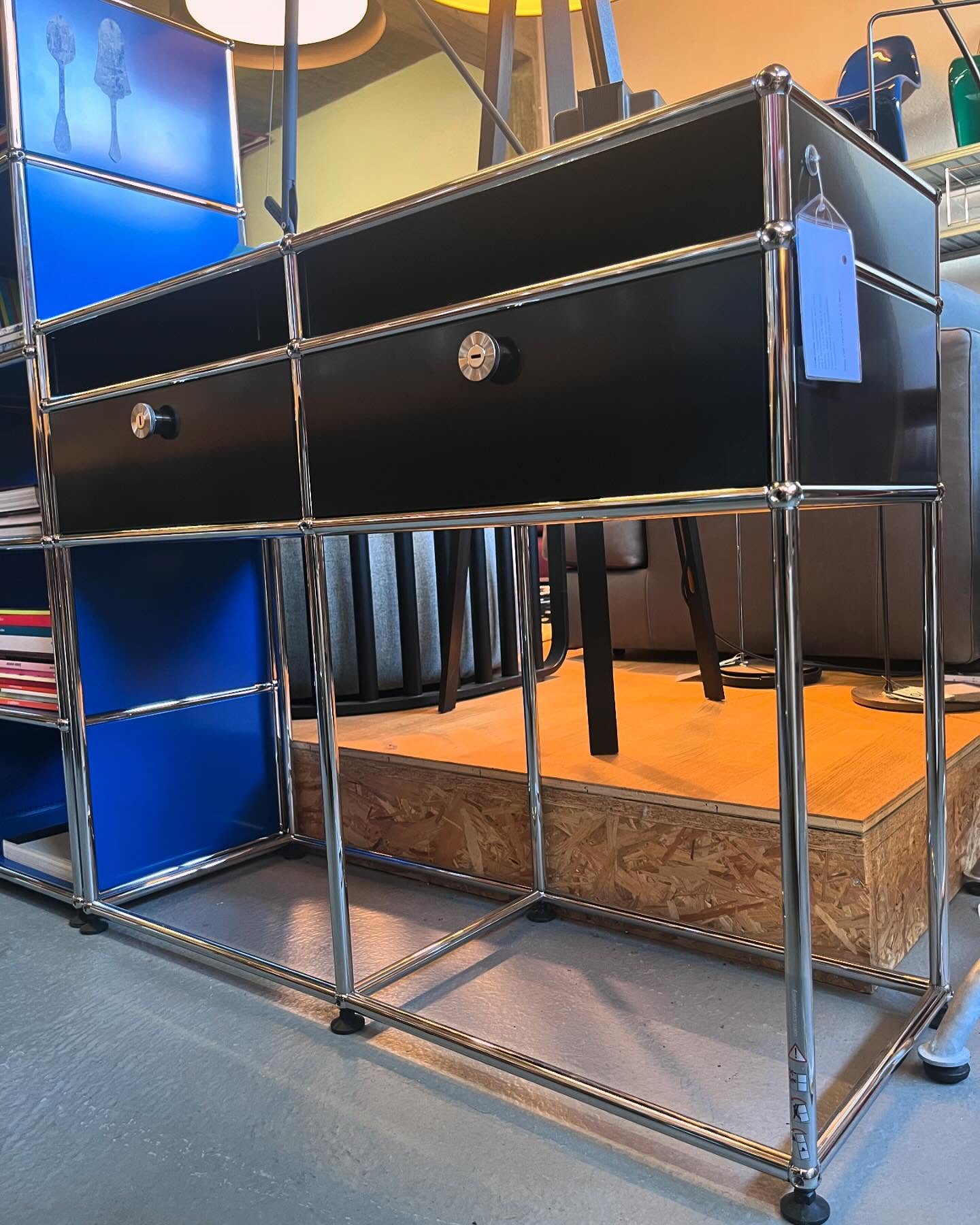 USM Haller Konsolentisch
Farbe: Graphitschwarz
Masse: H: 81,5 x B 103 x T 38 cm
Originalpreis: 1767.-
Im Designdepot 20% reduziert: 1400.-
#usm