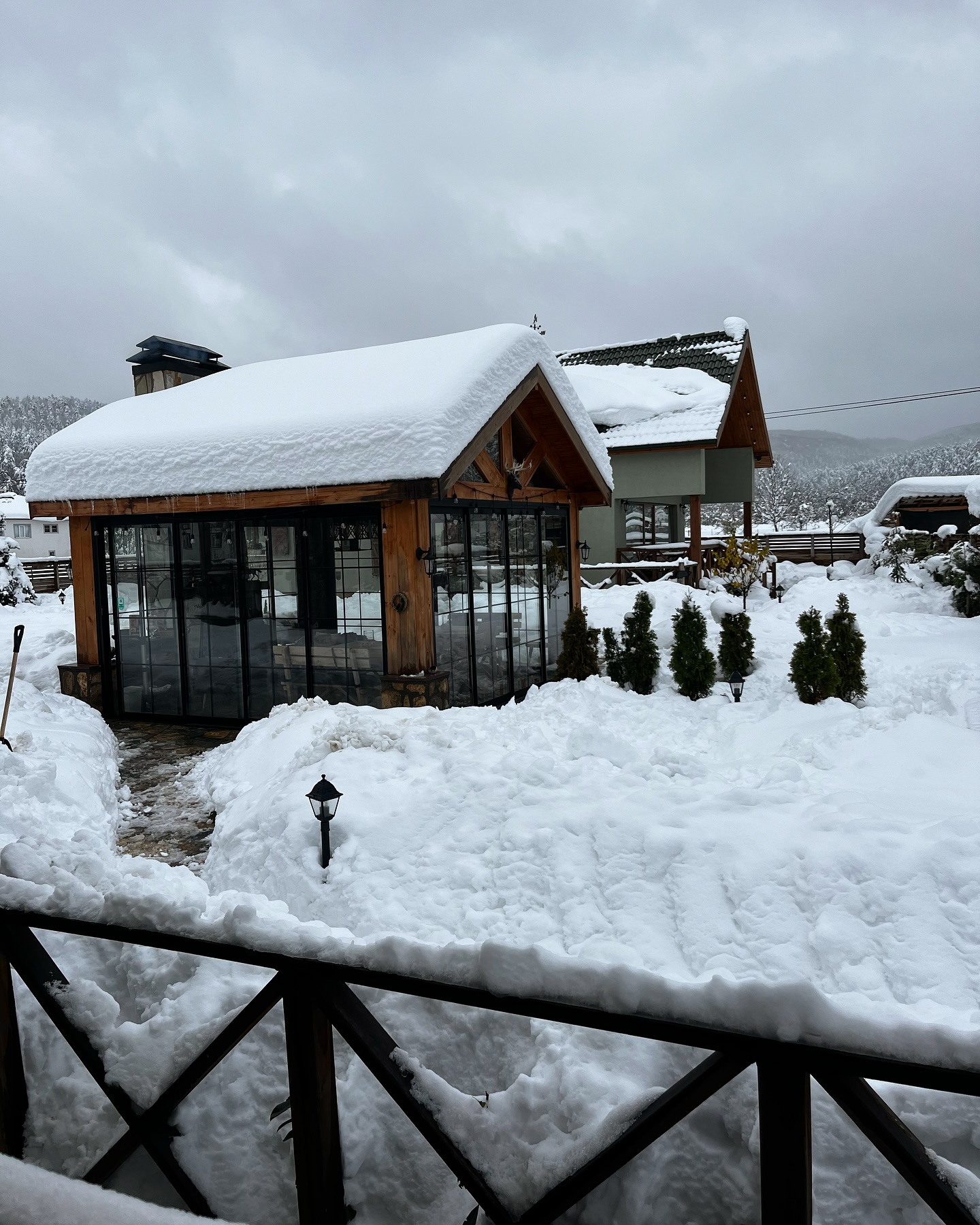 Dışarıda beyaz bir sessizlik ❄️… Kar taneleri ile masala dönüşen bahçemizden, içeriye adım attığınızda sizi karşılayan sıcacık🔥 evimiz ruhunuzu dinlendirmek için hazır..
—-
#karmanzarası
#şömine
#villa
#kartatili