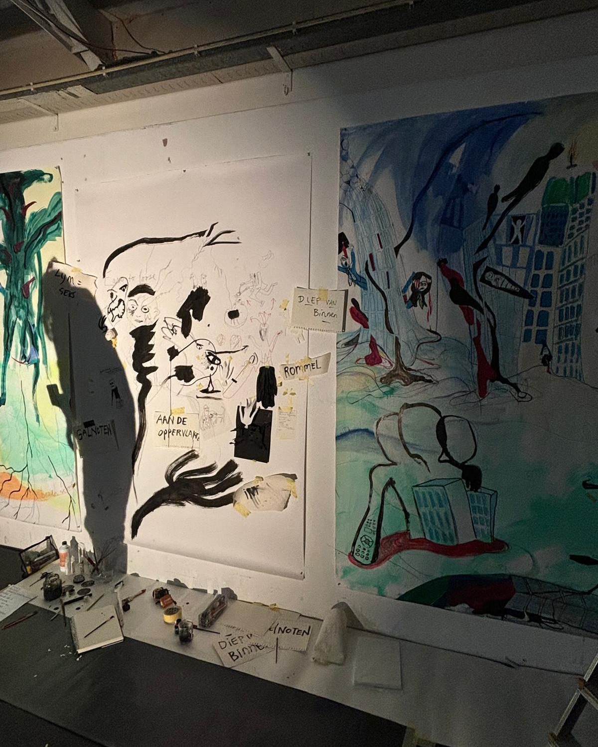 Achter mijn bureautje zit een vrouw in alle rust te tekenen. Als ik langs haar loop en stiekem over haar schouder kijk, zie ik woeste halen op papier. Ze nodigt me uit om haar expositie te bekijken (níet vanachter haar schouder, werkt beter, blijkt). Ik kom de ruimte binnen en zie schreeuwende vrouwen, San pellegrino-flessen, piemels en vrolijke vulva’s die mijn hart doen zingen. Dit is zo mooi! Met haar wil ik samenwerken, denk ik gelijk, snappen hoe haar brein werkt, hoe haar hand zoveel moois tevoorschijn kan toveren in luttele seconden.
En dus gingen we de studio van @hetmotorblok in. Ik liet het schrijven van scenario’s even voor wat het was en samen dompelden we ons onder in elkaars rare breinen. We nodigden wat mensen uit, zoveel was er nog niet, het was vooral ons onderzoek, onze tijd, maar het resultaat was fijn en spannend en nieuw. Als twee pubers stonden we te glimlachen en te grijnzen na afloop. We wilden meer van dit, meer onderzoek, meer gekte, meer RAAR, meer VIES. Omdat daar zoveel schoonheid zit. Wanneer weten we nog niet, maar het komt!
Ik zit weer achter mijn bureau en schrijf scenario’s. Achter mij zit een vrouw, ze tekent in alle rust, woeste halen.
@jonkersarah