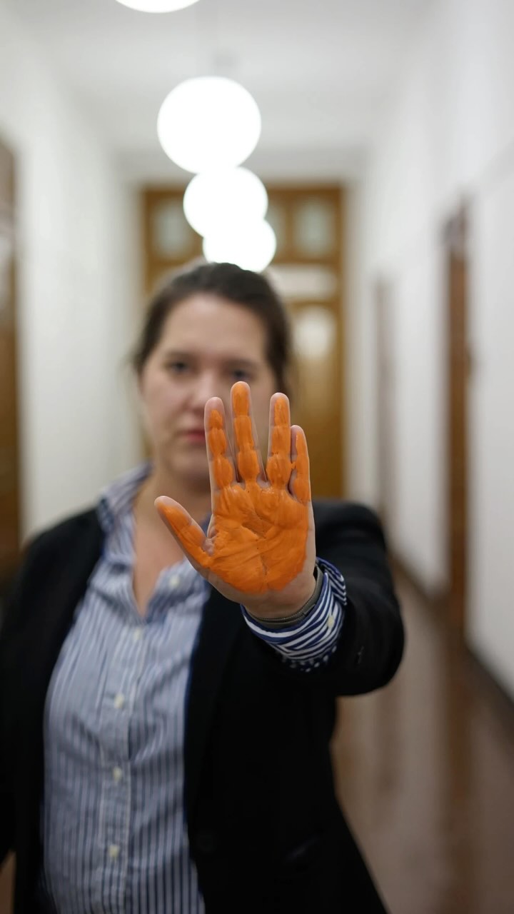 Alle vier Minuten erlebt eine Frau in Deutschland Gewalt durch ihren Partner oder Ex-Partner. Du brauchst Hilfe? Ruf an: 08000 116 016 – rund um die Uhr, kostenfrei, vertraulich, anonym #TagGegenGewaltAnFrauen #GemeinsamGegenGewalt #OrangeDay #SPDHamburg #SozialePolitikfürDich #AlleZweiTage #OrangeTheWorld #16Days #GewaltStoppen