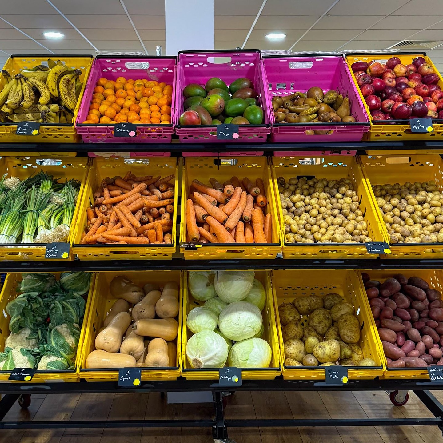 We love restocking our shelves with vibrant seasonal fruit and veg. Come and see us in Borough and pay £4.50 to shop up to 16 items!
The Borough Food Cooperative is for everybody, whether you would like to shop, volunteer or donate, all are welcome.