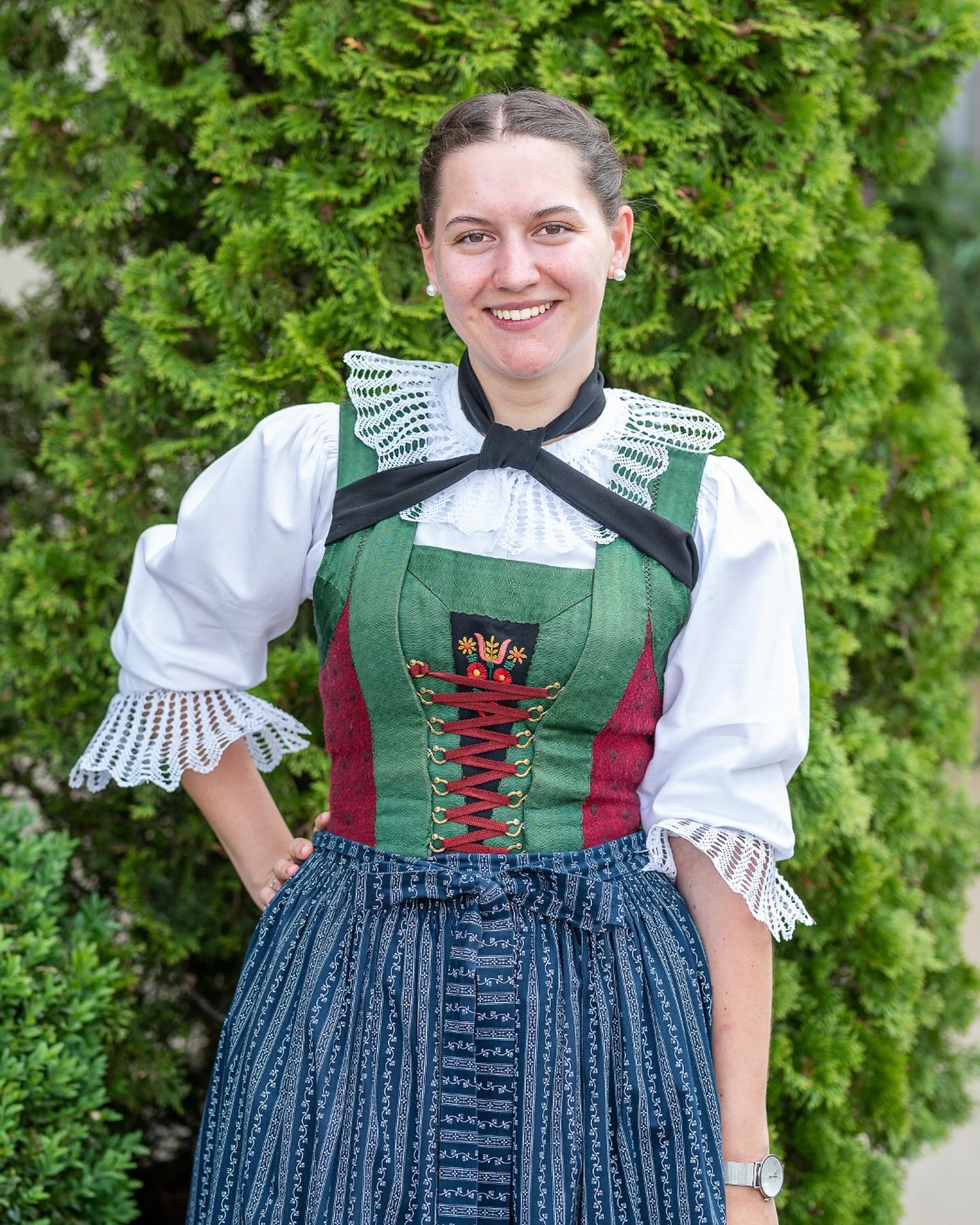UNSER AUSSCHUSS
Zeugwartin / Medienreferentin: Petra Baumgartner
.
Wenns ums Thema Trochten geat, isch die Petra insore Frau für olle Fälle. Seit fost 2 Johr hot sie koane Mühen gscheut is gonze Lond ozufohren und longanond zu telefonieren um an die notwendigen Trochtenstücke zu kemmen. 👗
Is net auhearende Spitzenproblem, oder die nimmer nochzubestellenden Pfoaten, olls koan Problem. Sie kimp donn ba die Ausschusssitzungen mit sehr anschaulichen Erklärungen damit mir lei mehr kennen sogen: „Petra tua du!“. Genau in sette Momente erkennt man ihre angehende Berufung - Lehrerin - bsundors guat. 👩🏻🏫 📕
.
Ah ihr Teilzeitamtl Medienreferentin mit Hauptfach Social Media meistert sie gekonnt und sorg für reichlich Content und kreative Ideen. Do bleib ihr niamend verschont. Ob jung, olt oder koane Lust: Ausreden gibs koane. 😊
.
Hauptsächlich ban 1. Flügelhorn gfollts dor Petra ober gonz guat. Und sel net lei weil sie wunderschiane Melodien spielen konn, sondern weil sie die oanzigste Frau ba insore Blecher isch. Zwischen die gonzen Männer hot sie donn ollm die greaßte Hetz. Gonz bsundors mit insore etwas älteren Musikontn. 🎺 🤣
.
Petra, mir bedonken ins für dein unermüdlichen Einsotz. Du bisch a wertvolles Mitglied der MK Lajen💫
.
#mklajen #200jahremklajen #ausschussmklajen #mirstellenvor