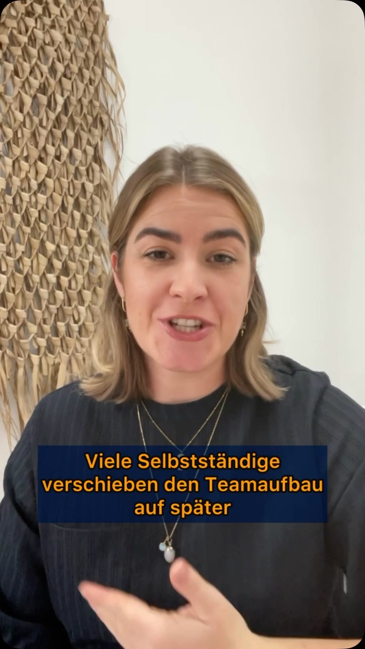 Warum warten, bis du irgendwann genug Geld hast? 💸
Viele schieben den Teamaufbau auf später – und bremsen damit ihr eigenes Wachstum und verlieren ihren Flow.
Dabei können dir schon kleine, gezielte Investitionen sofort Freiräume schaffen und das Umsatzpotenzial heben.
💪 Fang heute an, auch wenn es nur wenige Stunden externer Hilfe sind. In dieser Zeit kannst du endlich mal durchatmen und dich wieder deiner Freude widmen.
➡️ Du hast das Gefühl, du bist noch nicht soweit, und gleichzeitig merkst du, dass es so nicht weitergehen kann?
Buche dir ein kostenloses Beratungsgespräch - gemeinsam schauen wir, welcher dein nächster Schritt ist.
#selbstständig #selbstständigkeit #selbstständigefrauen #teamaufbau #führungstipps #führungskräftecoaching #führungskräftetraining #outsourcingsolutions