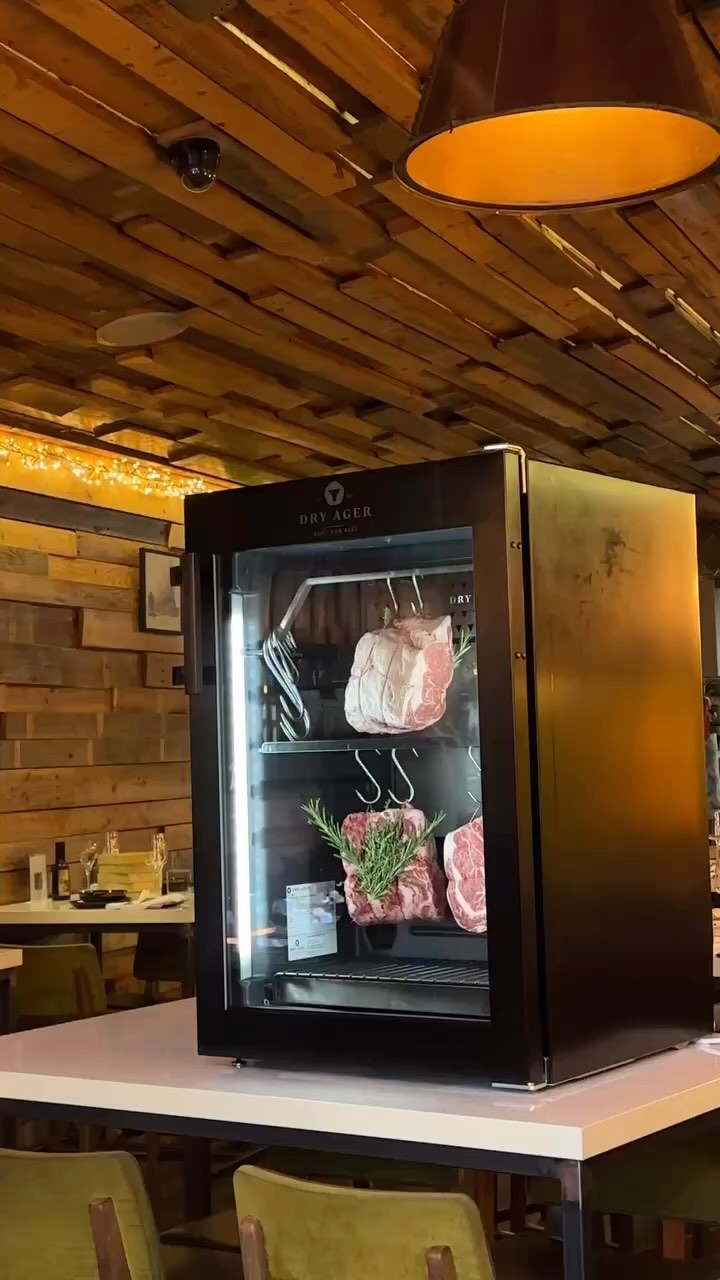 🖤DRY AGER🖤
Unser Dry Ager wirkt magisch.. 🥩 Hier reifen die besten Stücke zu ultimativem Zartheit und unvergleichlichem Geschmack. Das Ergebnis? Fleisch, das auf der Zunge zergeht. 🧡✨
Schmecke den Unterschied – @fg.frankysgrill ❤️🔥
#dryager #dryaged #dryagerlove #smartaging #meatlover #meat #steakhouse #steak #butcher