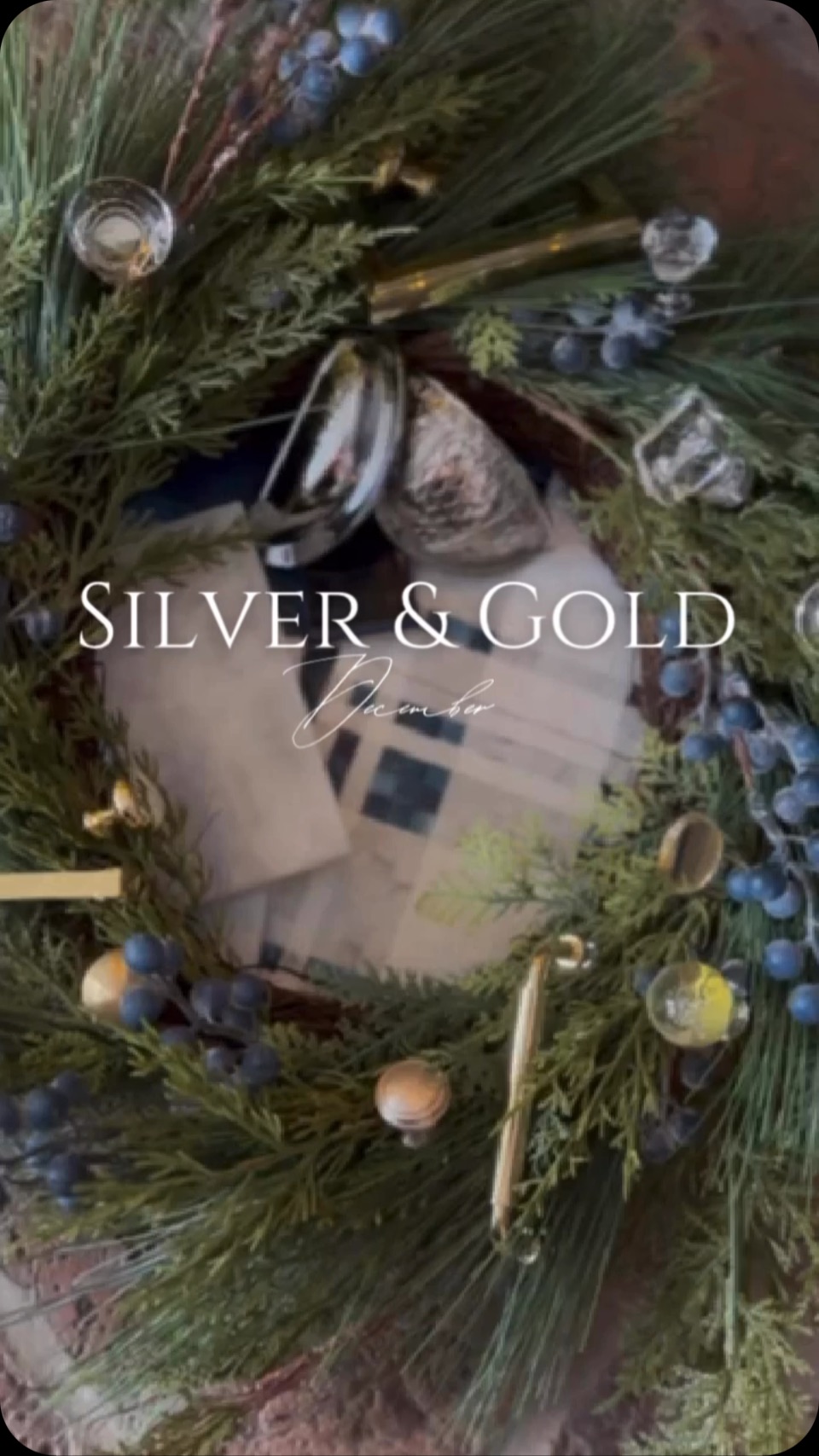 December has brought with it sparkling light; in glimmering reflections of silver and gold. Like a sunset through evergreens in snow, the combination of metallic tones sparkles softly against green and blue hues. ✨🤍💎🌲