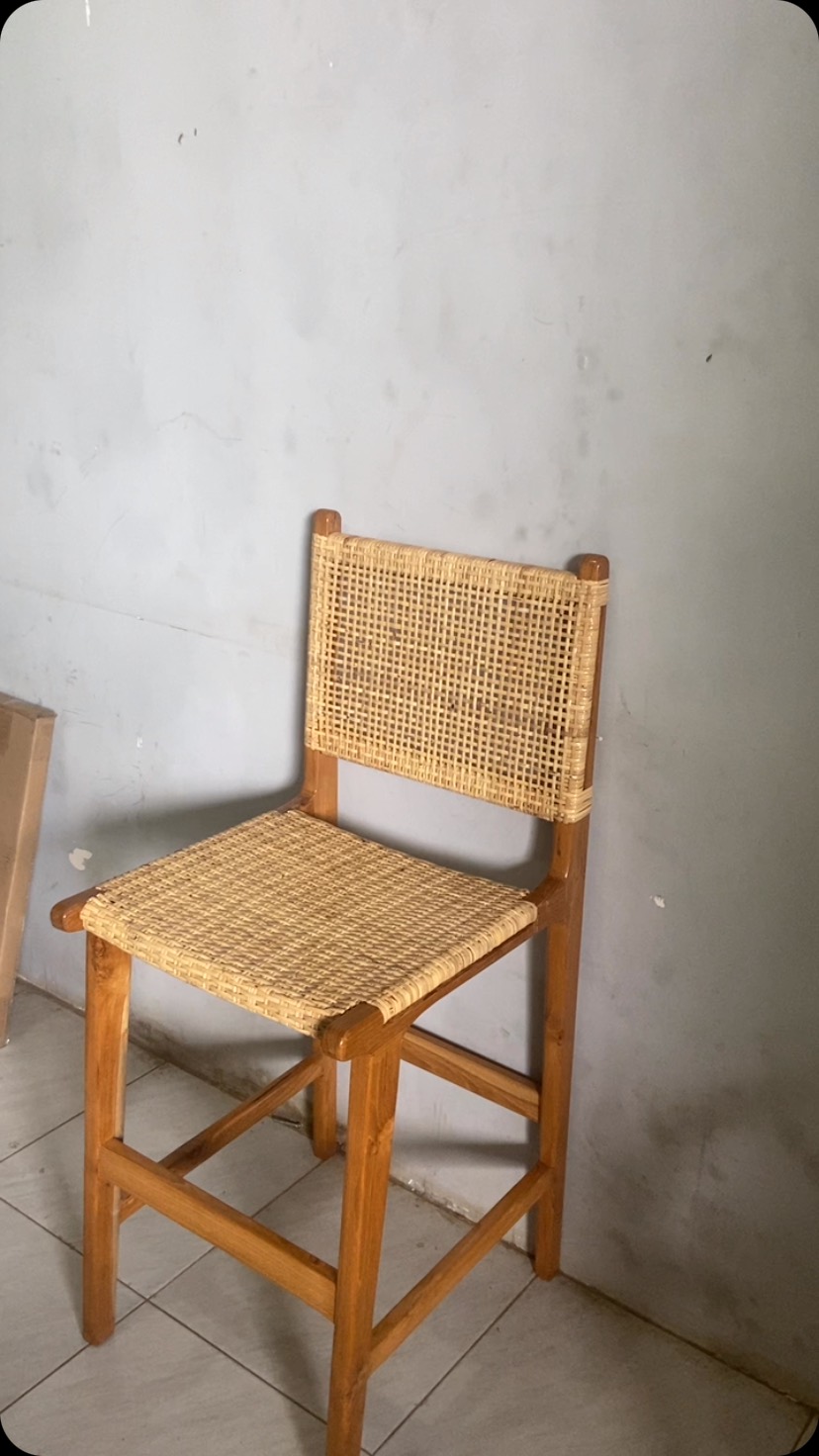 Classic comfort with a tropical feel 🌴 Our rattan bar stools are the perfect choice to create a warm and natural atmosphere in your home. 🌟
.
.
#WoodenFurniture #PremiumFurniture #ExportQuality #CustomFurniture #FurnitureJepara #FurnitureBali #Furniture #Mebel #MebelJepara #mebeljati #HomeDecor #furniturestore