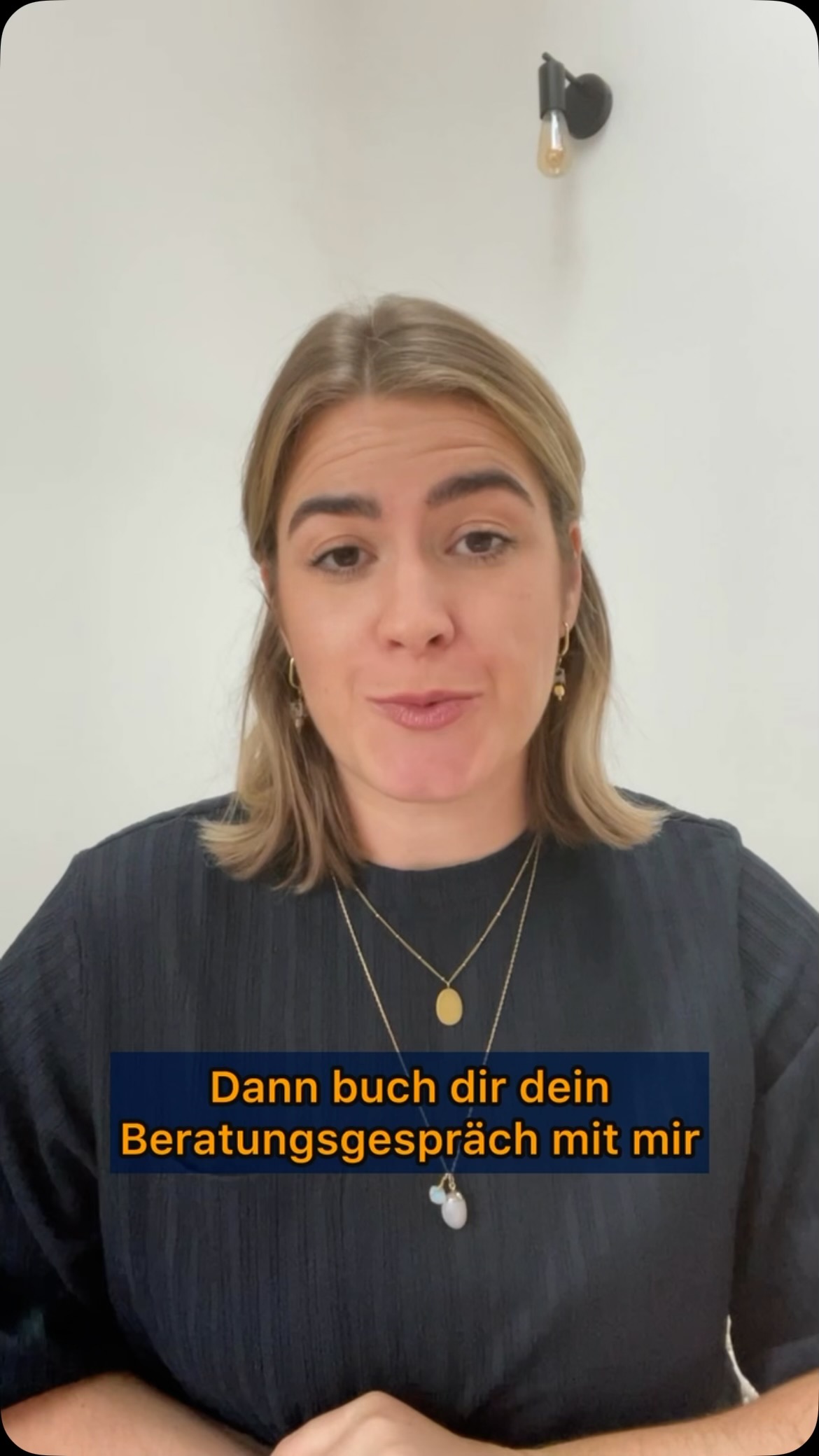 Glaubst du, dass niemand die Arbeit so gut macht wie du? 🤔
Viele Selbstständige halten fest an ihren Aufgaben – und blockieren sich damit selbst.
Aber was, wenn dir ein gutes Team hilft und die Qualität trotzdem stimmt?
Stell dir vor, du hättest wieder Raum für Kreativität, echten Flow und sogar ein bisschen mehr Freizeit, weil du Verantwortung abgibst.
Probier’s aus: Delegiere eine Aufgabe, die dich stresst, und baue Schritt für Schritt Vertrauen auf.
➡️ Du willst endlich mehr Aufgaben Abgeben, hast aber Angst, dass du am Ende wieder mehr zu tun hast, weil du nacharbeiten musst?
Am 7.01. startet der Leadership Circle - ein Gruppenmentoring Programm, indem du lernst, wie du Aufgaben abgibst, ohne an Qualität zu verlieren. Sichere dir einen der wenigen Plätze! Den Link findest du in meiner Bio.
#selbstständig #selbstständigefrauen #teamaufbau #aufgabendelegieren #businessstruktur #unternehmenswachstum