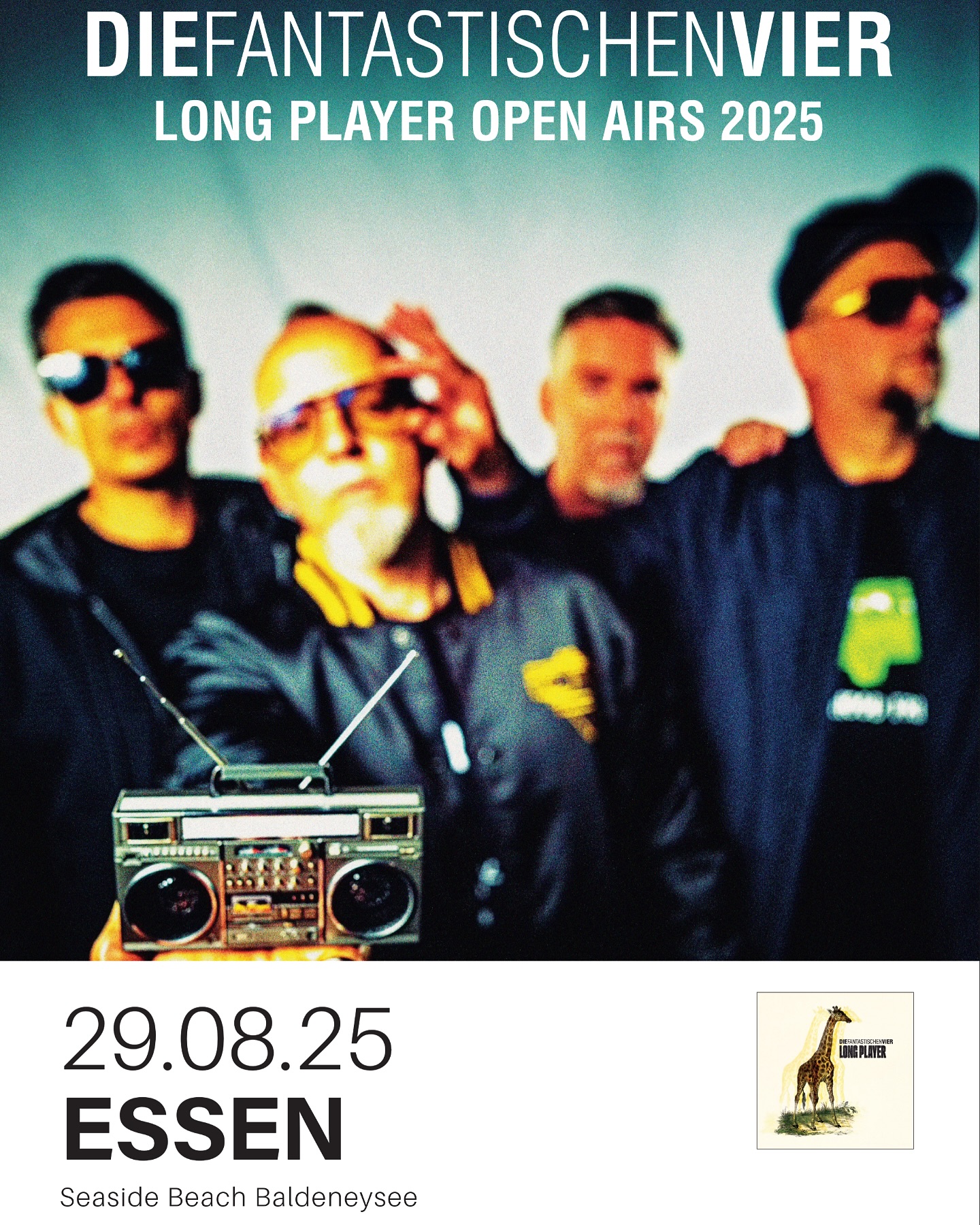Komm ran und dann komm noch näher:
Hier kommen neue Termine für den Sommer 2025. 😮
Fette Beats, originelle Lyrics und maximales Entertainment - das sind die Fantastischen Vier. Ob sie große Hits wie „Die da" und „MfG" spielen oder mit „Troy" ihren Fans huldigen: Wenn Smudo, Thomas D, Michi Beck und And. Y die Bühne stürmen, brennen sie ein furioses Hip-Hop-Feuerwerk ab. Kaum jemand hat den deutschen Hip-Hop so geprägt wie die ewig jungen Urgesteine aus Stuttgart.
Nun kommen - Die Fantastischen Vier - auch mit neuer Musik auf Ihrer Long Player On Tour Open Air 2025 nach Essen.
Tickets gibt es ab sofort - Link in Bio 👆🏼