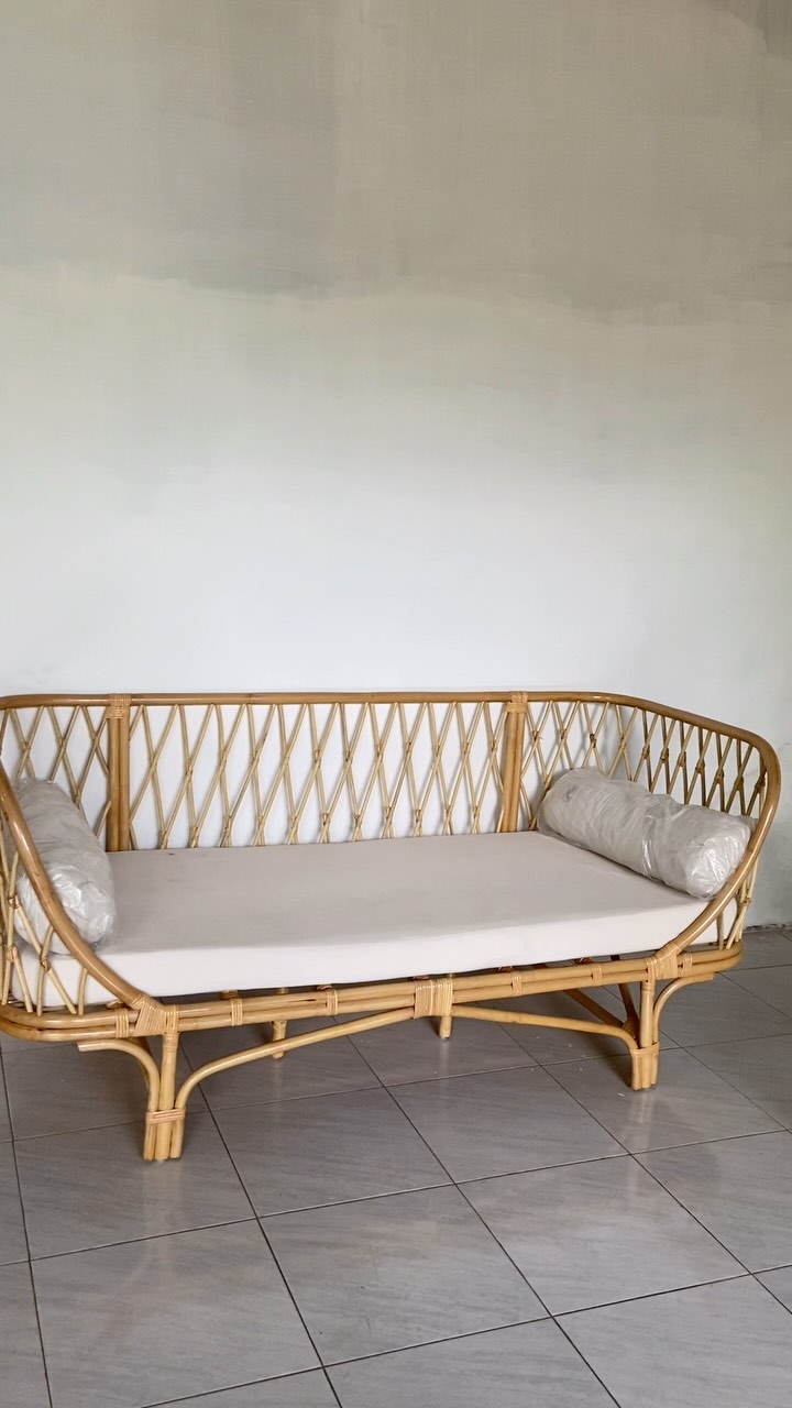 Rattan sofa: 🌿 Natural feel, maximum comfort. This handmade rattan sofa is perfect for ur dream home! 🪑✨
,
,
Contact us for more information
Whatsapp : +62 896-9862-3070
.
.
#WoodenFurniture #PremiumFurniture #ExportQuality #CustomFurniture #FurnitureJepara #FurnitureBali #Furniture #Mebel #MebelJepara #mebeljati #HomeDecor #furniturestore