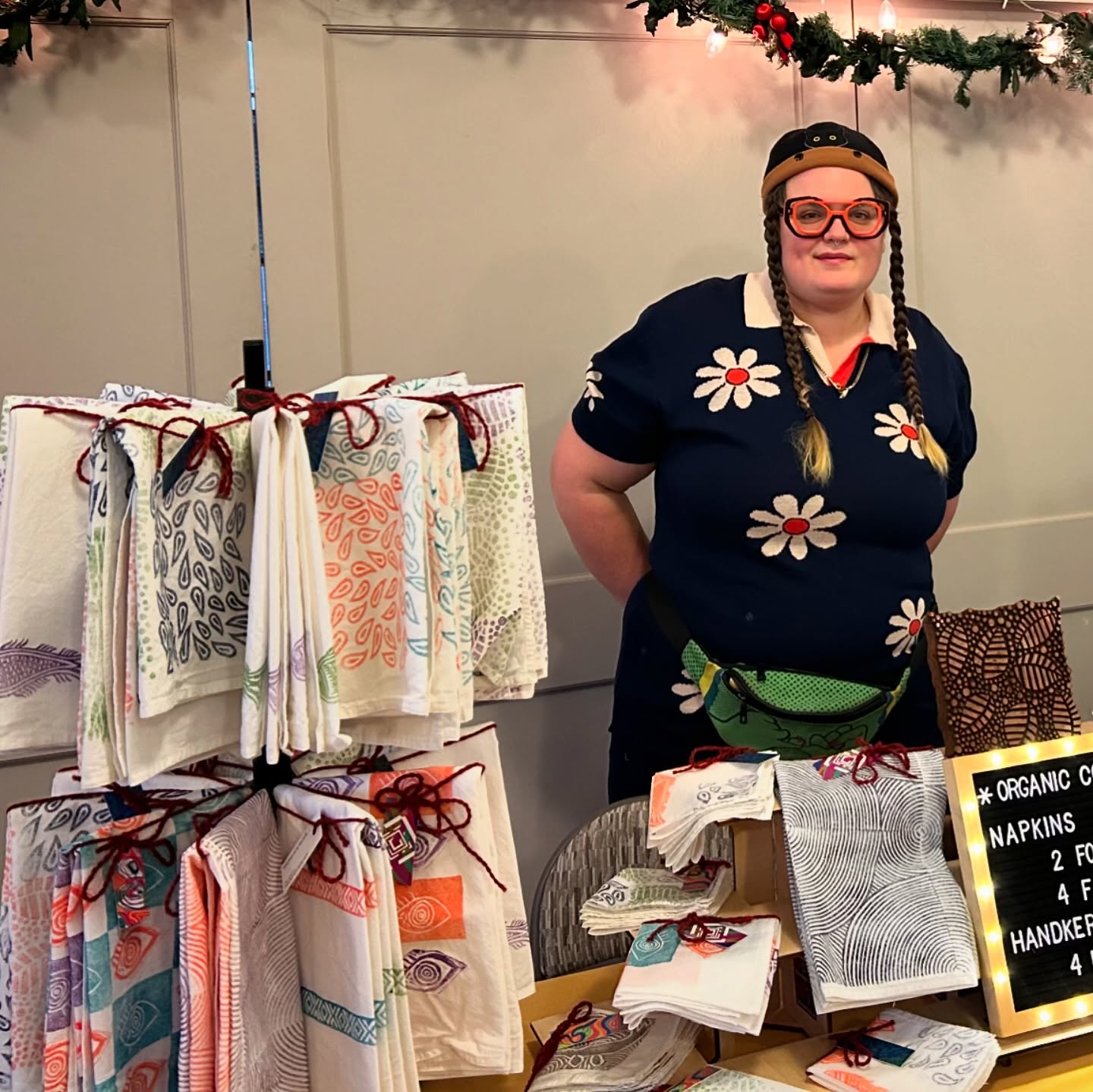Come get your perfect stocking stuffers at the market today 10-2 at the Community Center!
Trying to sneak into the evening market too 🤞🏻🤞🏻🤞🏻
After the market I’ll be posting additional stock online for purchase.
Organic cotton hankies 4 for $25
Organic cotton napkins 2 for $30 or 4 for $50.
#handmade #textileart #homedecor #stockingstufferideas #shoplocal #queerartist