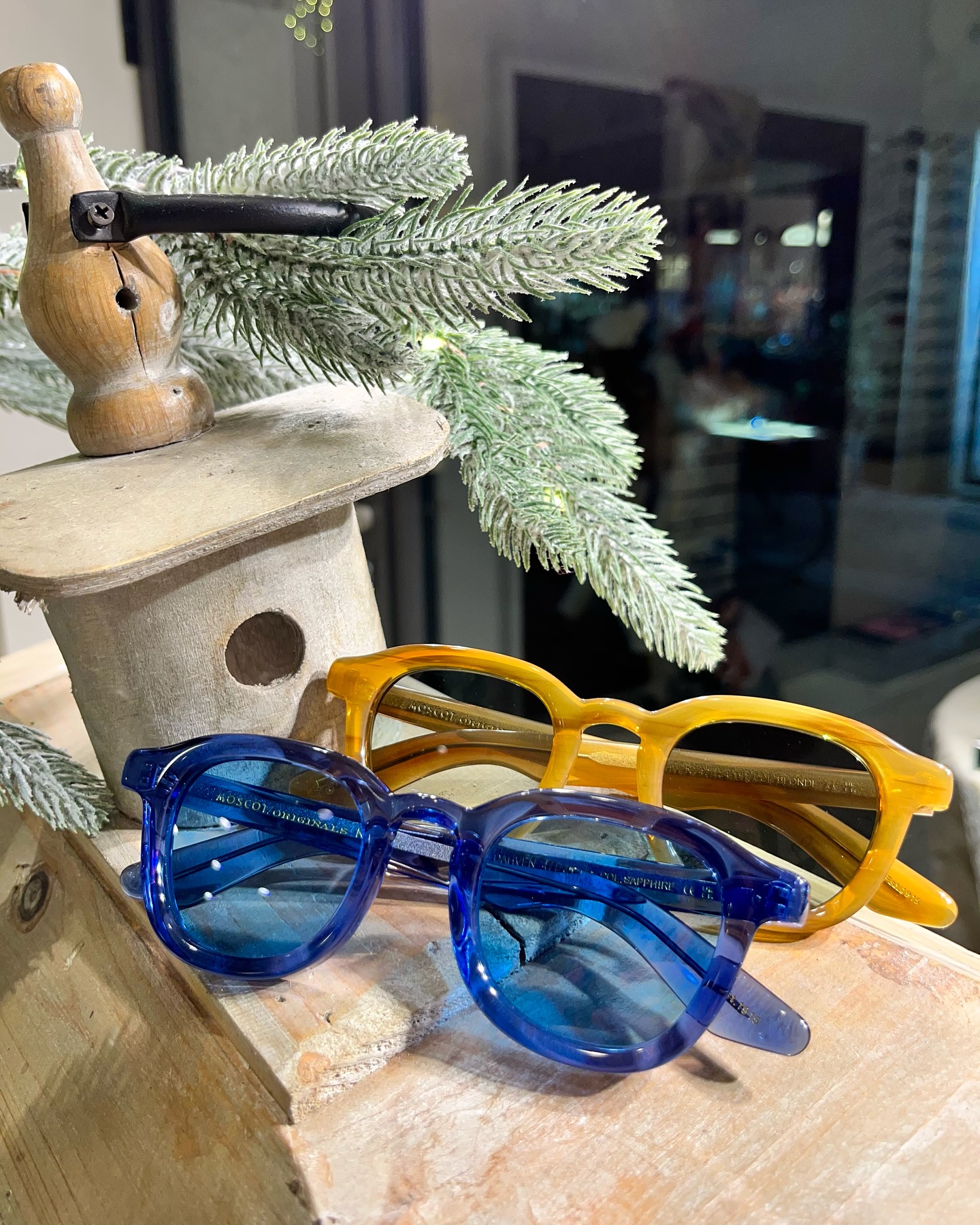 Montatura robusta e linea elegante, @moscotnyc Dahven in miele e zaffiro. 💛💙
Realizzati con materiali di alta qualità, il vero stile new yorkese.
#moscot #optic #moscotsunglass