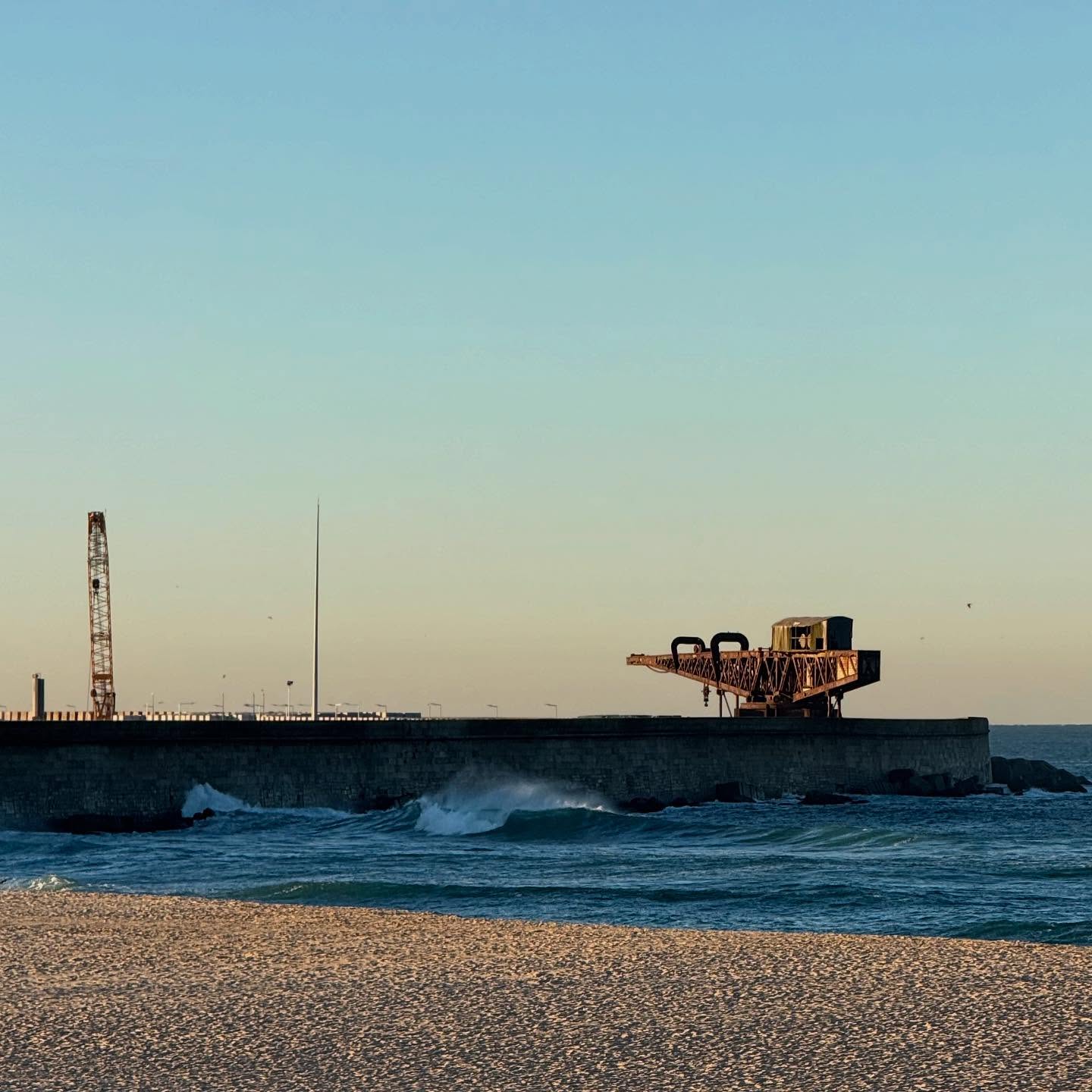 “Leça packs a punch and then some” Wednesday’s dawn patrol outing! Fun size lefts on the north side of the harbor with the 6’8 panacea egg trifin / 7’6 panacea egg 2+1 / 8’6 anomaly…
#surfboardclub #surfclub #surfingwithfriendsisbetter #surfingwithfriends #eggsurfboard #joshhallsurfboards #arenalsurfboards #surfleça #surfporto #surfportugal #surfeurope #dawnpatrol