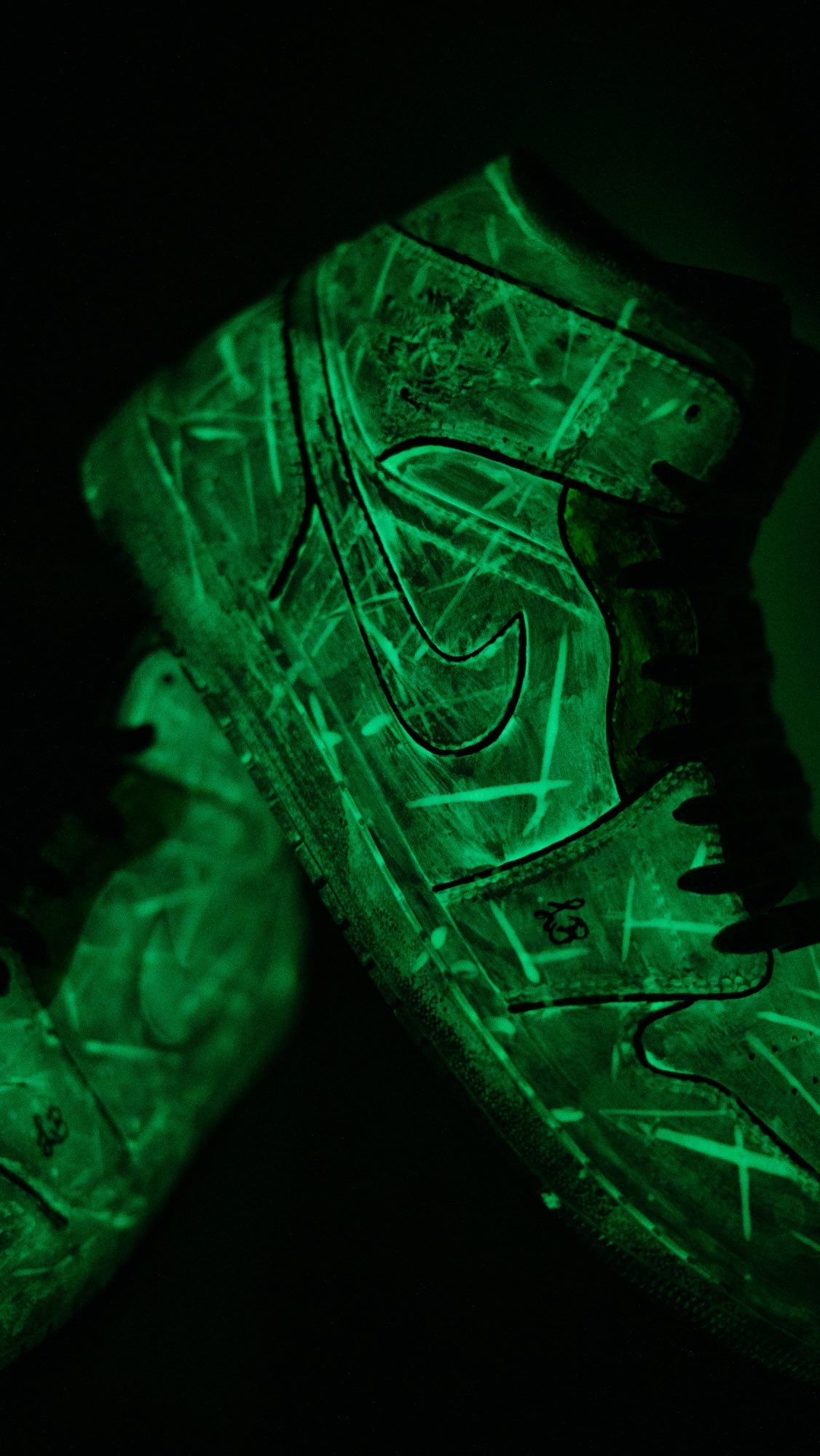 Bring some light into the December darkness with our glow in the dark sneakers! ๐๐
#customnikes #custommade #glowinthedarkshoes #angeluspaint #sneakerart #sneakeraddict #parisfashion #customsneakers