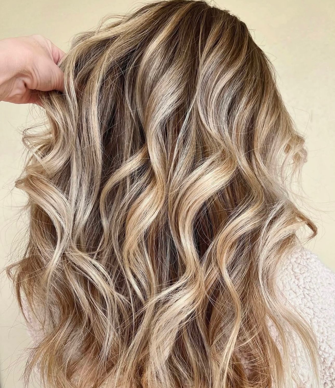 We’re thrilled to announce that a talented stylist has joined our team! ✨
@haircolorist.lacey brings a passion for balayage, and creating stunning transformations.
#NewTeamMember #TalentedStylist #WelcomeToTheTeam #btc #behindthechair #balayage #holidayhair #newsalon #salonhome