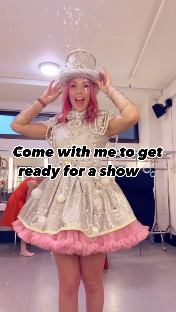 Come with me to get ready for a show 🫧💖 Popped in to @karralyka theatre for @curious.events.melbourne to make their event extra magical with the help of @mrmarmalademagic @misskarinaflow and @katenelsoncircus
•
•
•
•
#beckybubble #bubbleshow #bubbleology #bubbleologist #bubbleartist #bubblebabe #bubbleperformer #performanceartist #performer #bubblestageshow #stageshow #melbourneperformer #circusmakeup #circuscostume #magic #magicshow #weddingentertainment #corporateentertainment