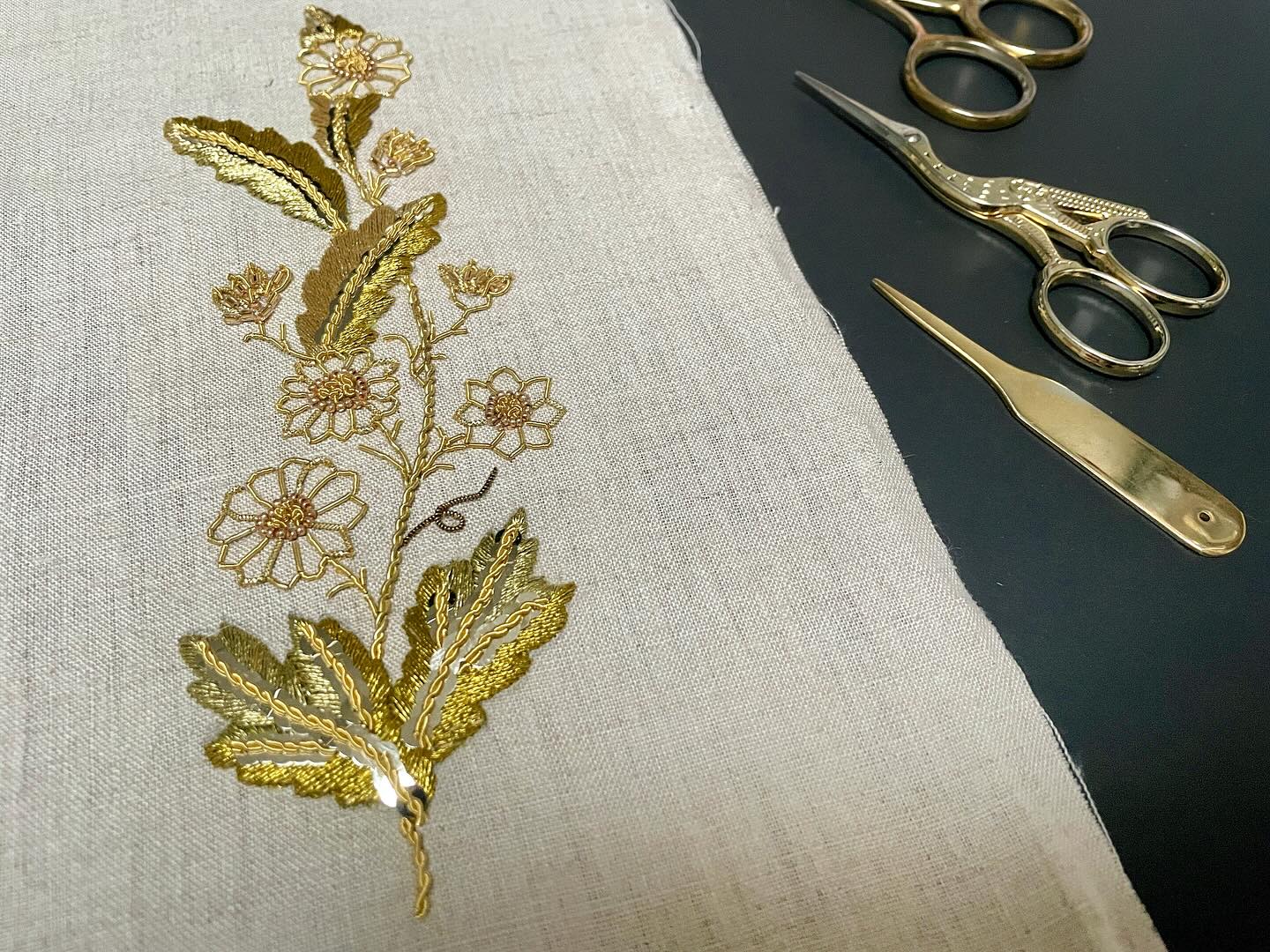 Or * Elle méritait quand même bien une vraie publication qui reste. Ma première broderie or finie deux ans après mon passage à @x.latelierdubegoniador Même avec ses imperfections, je suis plutôt heureuse du résultat pour cette première avec ces si nobles matériaux ⭐️ Vivement la prochaine expérimentation…