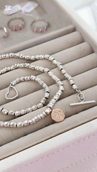 Avete davvero pochissimo tempo a disposizione se volete riceverla entro Natale πβ£οΈ
Collana rami
La trovate sul sito π₯οΈ
Sito internet:
Www.igioielligrace.com
πππππππππ
Boutique:
Viale Orazio Flacco 4/A-Bari
πππππππππ
#bracciale #bracciali #collanacomponibile #ciondolostella #braccialeinargentopersonalizzato #collana #charme #argento925 #argento #gioiellipersonalizzati #Gioielli #gioielliinargento #regalooriginale #silverjewelry #silver #silverjewels #myarmparty #creazioniartigianali #braccialecomponibile #bracelet #braccialepersonalizzato #braccialesumisura #eleganzaconstile
