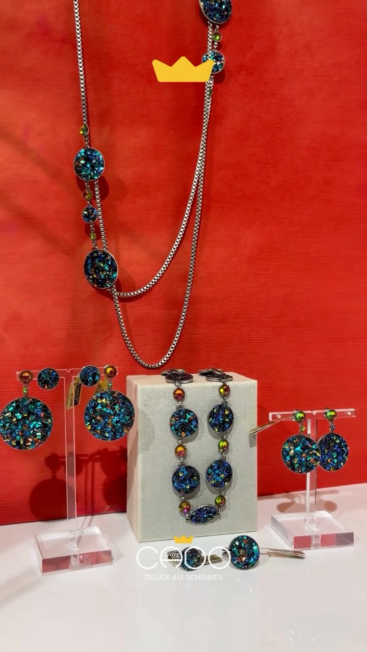 😍 Dieses atemberaubende Set von @konplott haben wir noch nicht so lange im Sortiment.
Welches ist dein Lieblingsstück darin?✨
#cadobern #konplott #frauentraum #schmuck #bern #geschenkladen #giftshop #berncity