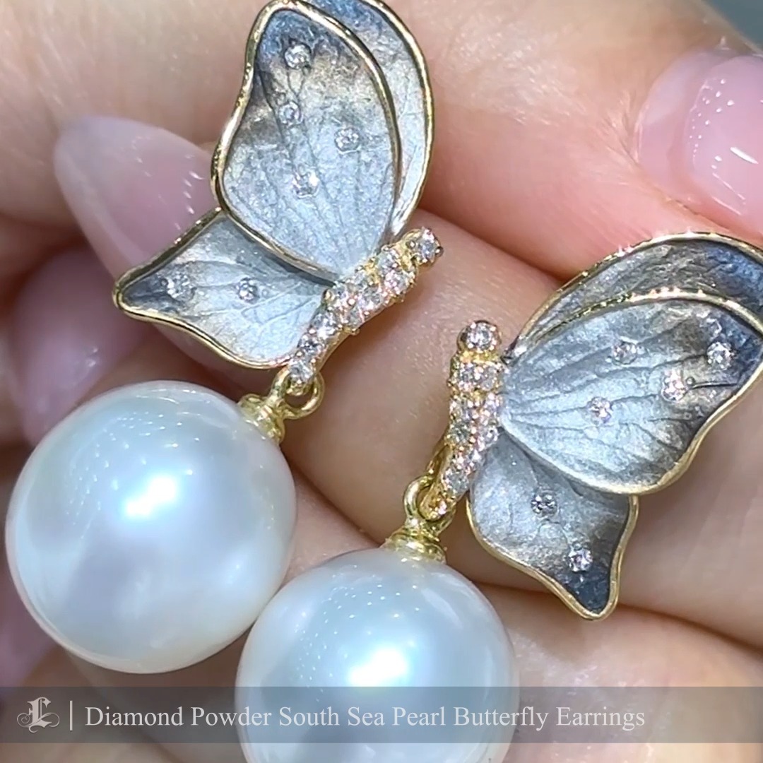 These exquisite earrings are a perfect blend of artistry and natural elegance. Featuring slightly oval-shaped Aurora South Sea white pearls with a radiant luster, they are complemented by delicately crafted butterfly motifs in gold. The butterfly wings showcase a unique frosted texture with a soft silver undertone, enhanced by sparkling diamond accents that add a touch of brilliance. Designed with exceptional craftsmanship, these earrings capture the beauty of nature while exuding sophistication. They are a timeless addition to any jewelry collection and ideal for formal events and luxurious everyday wear.
#southseapearlset #southseapearlearrings #southseapearlring #southseapearljewelry #diamondpowder