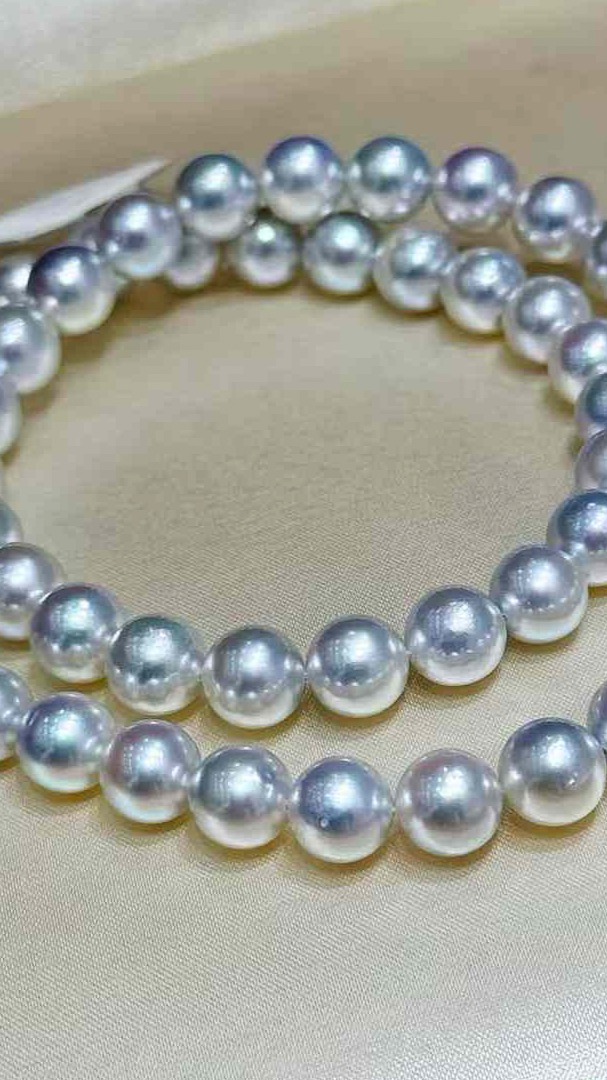 This elegant necklace features certified Blue Rose-grade Aurora Akoya pearls, renowned for their exquisite luster and rare bluish overtones. Each pearl is meticulously selected to ensure uniformity and perfection. The necklace is complemented by a uniquely designed sterling silver clasp, which effortlessly adjusts the length to suit any style or occasion. With its timeless beauty and versatility, this piece symbolizes exceptional Japanese craftsmanship and is perfect for adding a touch of sophistication to your look.
#akoyapearljewelry
#akoyapearlnecklace