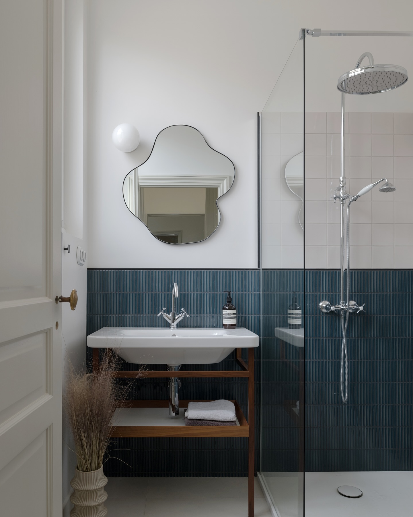 🚿 Blue & vintage shower
..............….……….…........................................
.
.
. MAISON DE MAITRE
. BELVÉDÈRE / 450m2
.
.
.
.
@l_experienceceramic @tres.griferia @duravit @wow_designeu
©️@bc.ateliers
📷 @sabine_serrad
.
.
.
#house #maison #villa #salledebain #bathroom #bath #home #atelier #architectureinterieure #art #blue #faience #kitkat #photoofthedays #press #architecture #picture #interiordesign #wood #design #staff #picoftheday #igdecor #maisondemaitre #renovation #architecturelovers #bcateliers