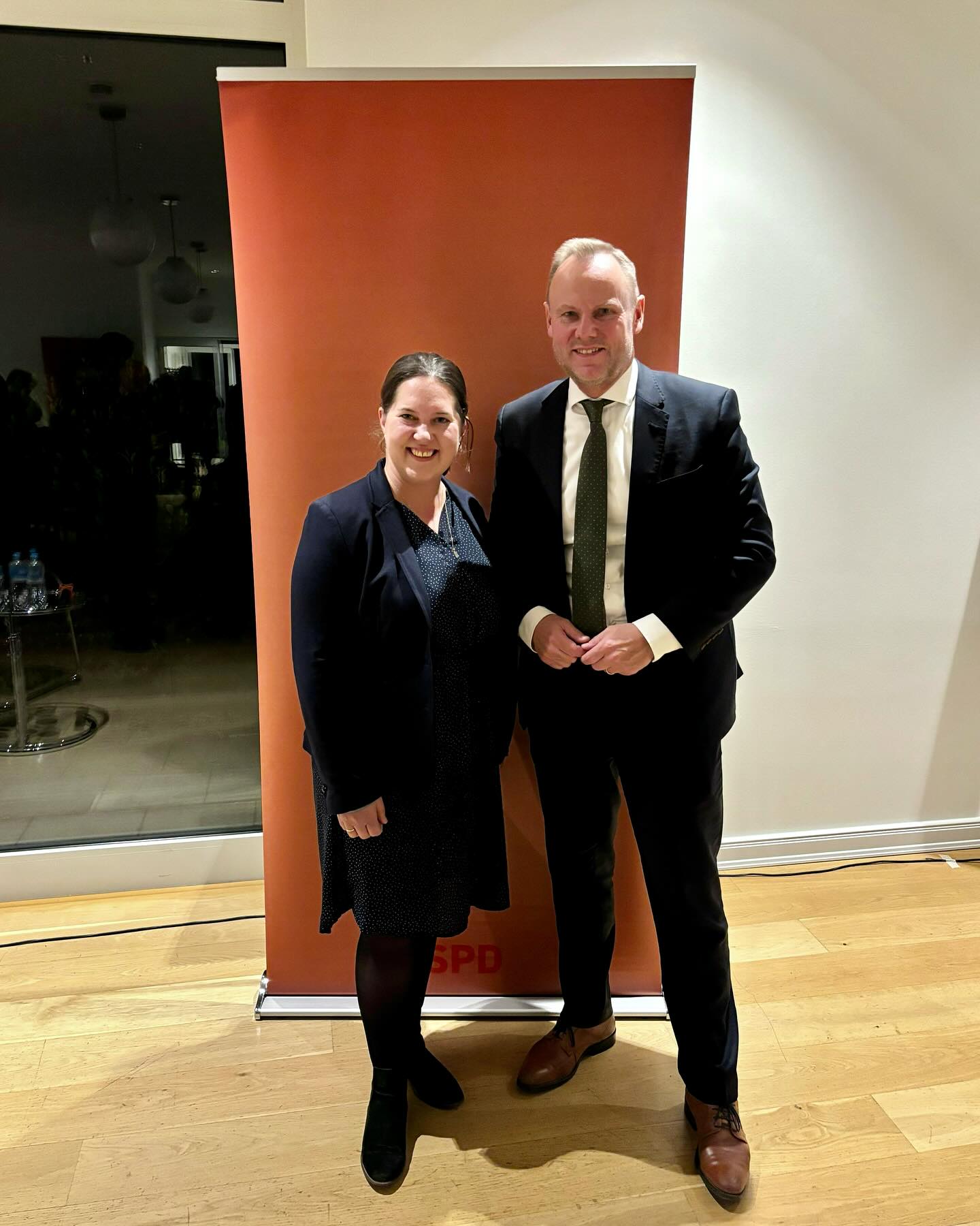 About yesterday: Spannende Einblicke und Diskussionen zu den Themen Verfassungsresilienz und politischem Extremismus mit Innensenator Andy Grote in Rissen. Die Themenpalette reichte von den aktuellen Entwicklungen in Syrien und der Bedeutung von Grundrechen, über Strategien zum Umgang mit Desinformationen und extremistischen Strömungen bis hin zur Ursachenanalyse von Radikalisierung und gesellschaftlichen Präventionsmaßnahmen. Vielen Dank an @andy.grote für die Analyse und die Bereitschaft, seinen Abend am äußersten (westlichen) Ende der Stadt zu verbringen! #spd #spdhamburg #spdaltona #rissen #altonawest #verfassung #resilienz