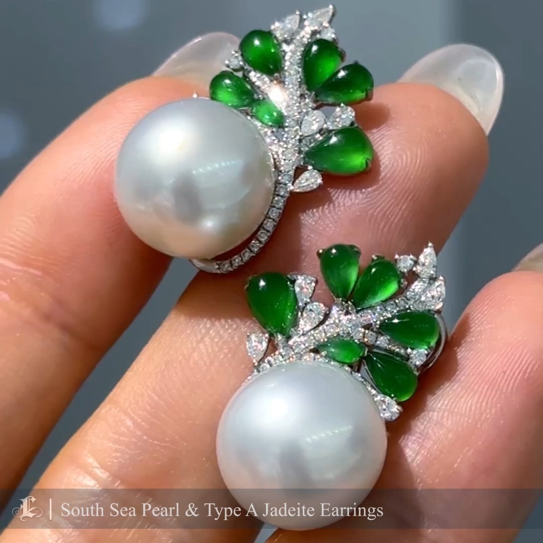 These luxurious earrings combine the finest elements of nature and craftsmanship to create a stunning masterpiece. Featuring top-grade Type A jadeite (翡翠) with its vibrant green hues, arranged in a leaf-inspired design and accented by sparkling pavé diamonds, these earrings exude sophistication and elegance. The centerpiece is a pair of luminous Aurora South Sea white pearls, celebrated for their exceptional luster, size, and rarity. Meticulously handcrafted, these earrings are perfect for elevating your formal attire or making a statement on special occasions. A timeless blend of beauty and artistry, they are a testament to refined taste and impeccable quality.
#southseapearljewelry #southseaearrings #jadeiteearrings #jadeitejewellery