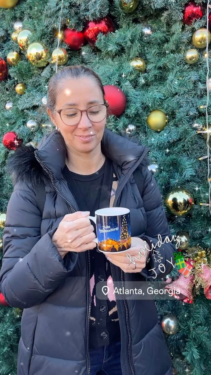 🎄🍴 Se acercan las fiestas y es común que muchos pacientes se preocupen por las comidas fuera de su alimentación habitual.
-
✨ Sin embargo, es importante recordar que el verdadero impacto en la salud está en los hábitos que practicamos diariamente.
-
💡 Cuando hablamos de un estilo de vida saludable:
✔Lo importante no es alcanzar la perfección, sino mantener la constancia.
✔Una comida ocasional fuera de la rutina no invalida el esfuerzo ni los logros alcanzados.
✔Los hábitos se miden por patrones a largo plazo, no por excepciones puntuales.
-
🌟 Claves para tener en mente:
📈 El progreso no depende de días perfectos, sino del compromiso sostenido en el tiempo.
🍫 Una transgresión en una comida es solo eso: una pausa, no un retroceso.
🌱 Cada comida es una nueva oportunidad para regresar a hábitos saludables.
-
#HábitosSaludables
#NutriciónConsciente
#EstiloDeVidaSaludable
#MindfulEating
#SaludEnFiestas
#AlimentaciónConsciente