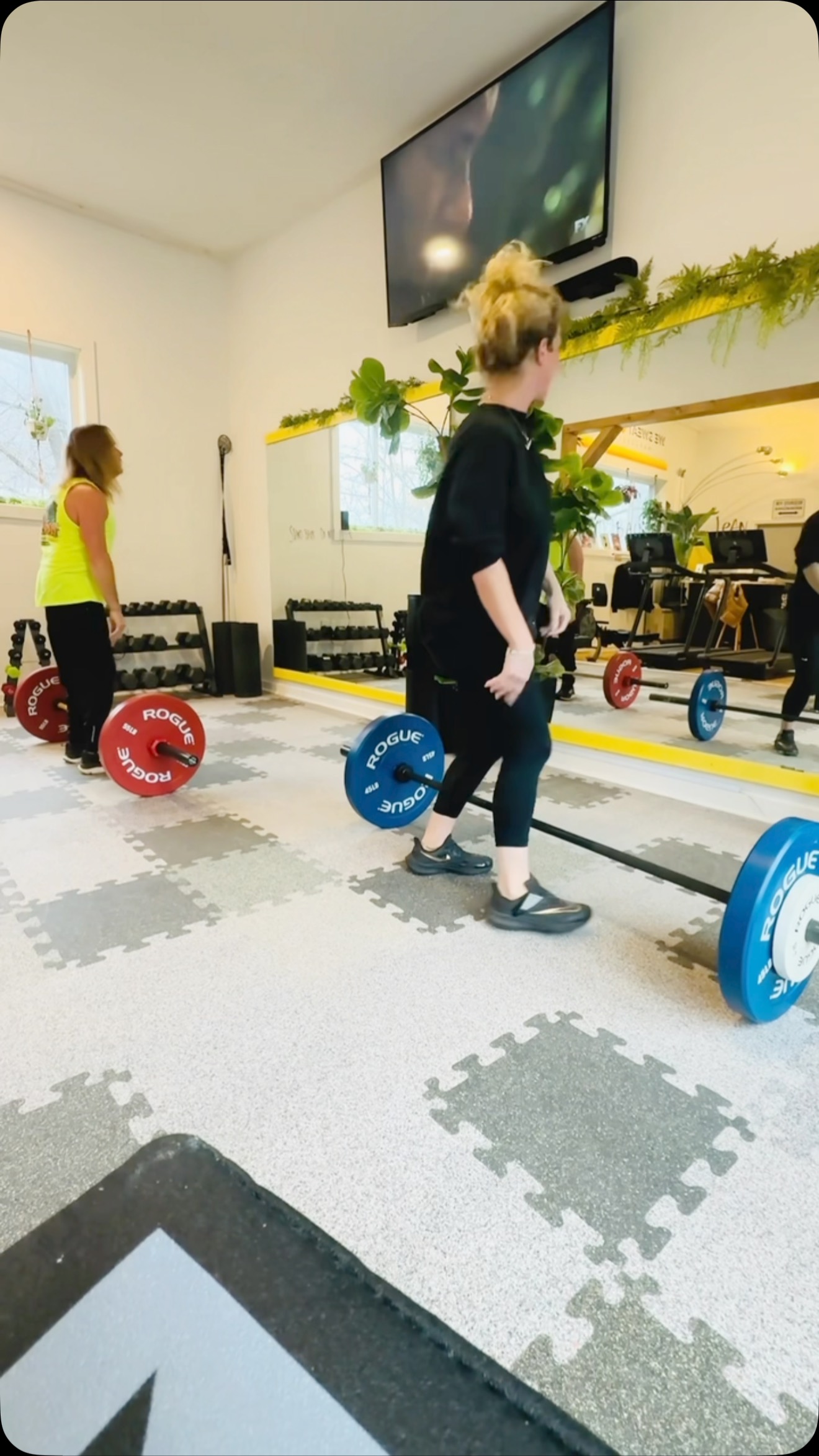 Couples who lift together get ripped together. 💪🏻❤️ Commit to stronger versions of yourselves in the coming year! Join with your boo, spouse, partner, roommate, bestie- whatever you consider your power duo- and you each get a $10 gift card to apply to your second month of membership. It's just one of our upcoming Merry Fitmas and Happy New Rear deals coming next week- stay tuned for details and sign up for emails on our homepage to hear about all the deals, link in bio.
#merryfitmas #workout #gym #catskills #personaltraining #thestudioupstate #couples #castaway #tomhanks #thatsadifferentversion