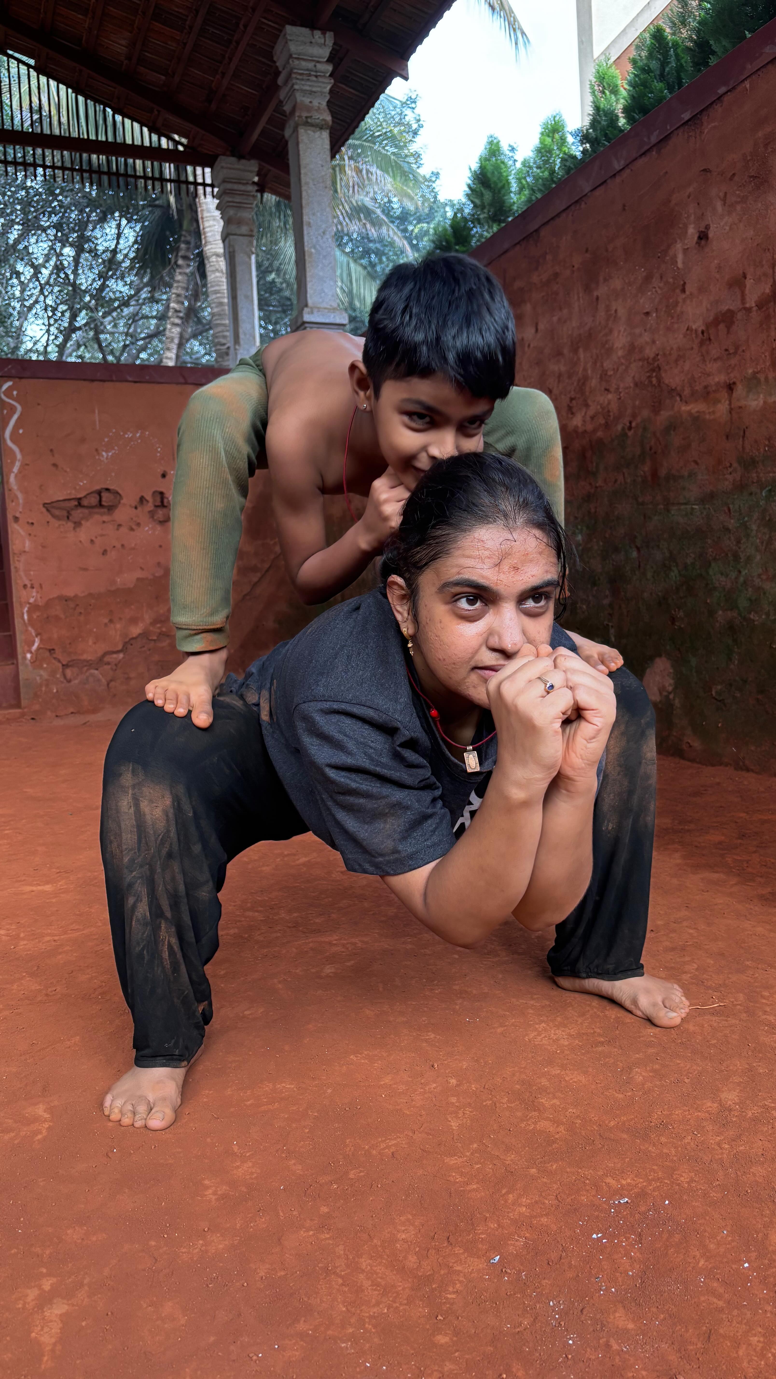 An inspiring story of a mother who has transformed herself through dedicated practice of Kalaripayattu.
In today’s time there are very few parents who make conscious choices to nurture their child’s growth.
Shruthi wanted to care for her child’s physical and mental wellbeing and chose Kalaripayattu.
In the ten months of practice Shruthi has also been able to shed 12 kilos without being stressed about it, but just by committing herself to the practice.
#kalaripayattu #wellness #mother #child #mentalhealth #flexibility #strength #speed