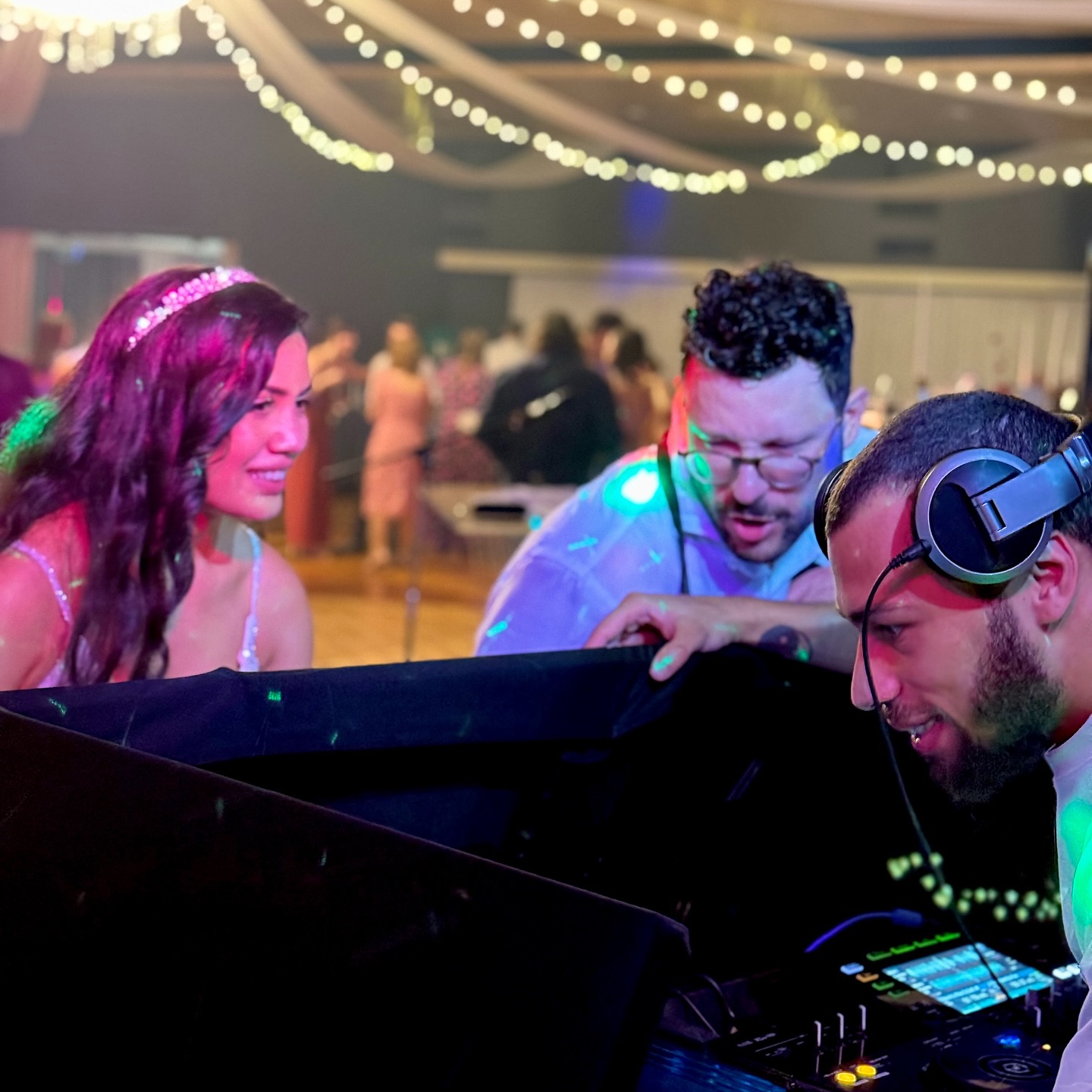 Got a song that brings back memories or one that’ll get you straight to the dance floor? Our DJs are taking requests all night long! 💃🏼🕺🏾
#songrequest #dj #weddingdj #djhire #brisbanedj