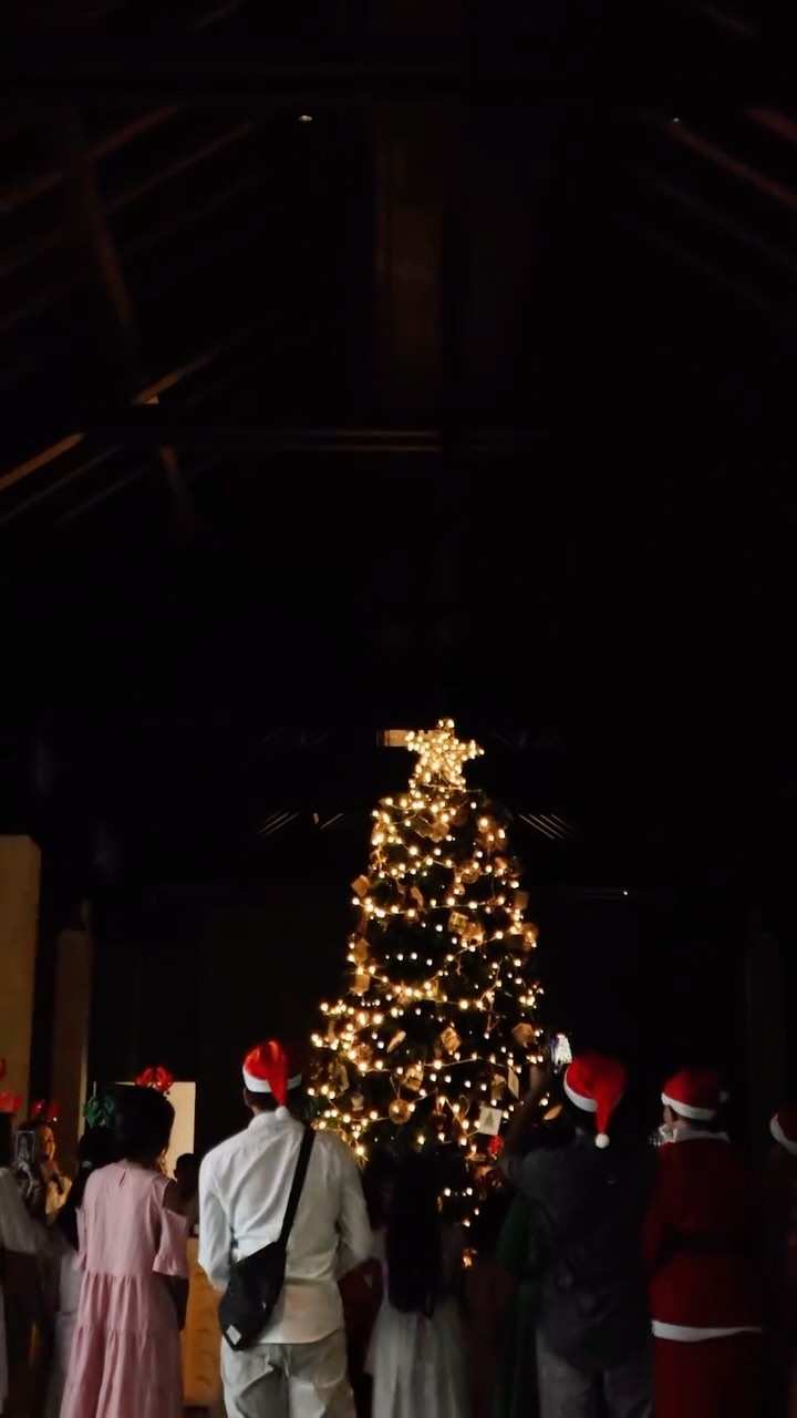 The Christmas Tree Lighting Ceremony at Raffles Bali brought a radiant glow and heartfelt meaning to the season. Joined by the children of Yayasan Hati Mama, their wishes reminded us of the true essence of the holidays—kindness, generosity, and community. A cherished tradition, celebrated with warmth and light. ✨
#itsCreativPOPS #creativpops #RafflesBali