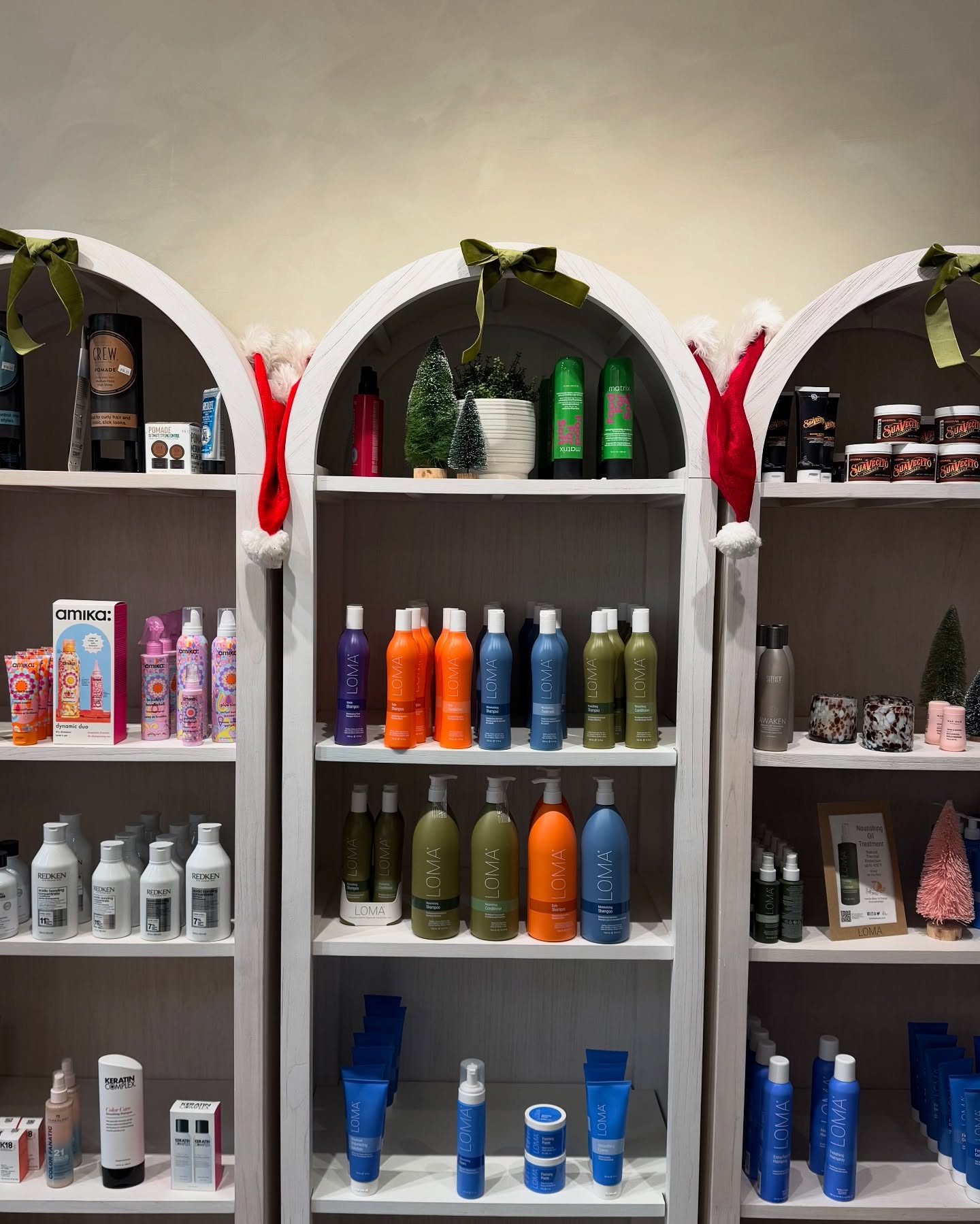 Need some last-minute stocking stuffers? Come check out our adorably festive shelves to stock up on @lomabeauty.us shampoo + conditioner, @k18hair, @amika Bombshell Blowout, and so much more! 🤎
#hair #hairstylist #haircolorist #hairsalon #haircolor #haircut #whitemarsh #whitemarshhairsalon #perryhall #perryhallhairsalon #baltimore #baltimorehair #baltimorehairstylist #maryland #marylandhairsalon