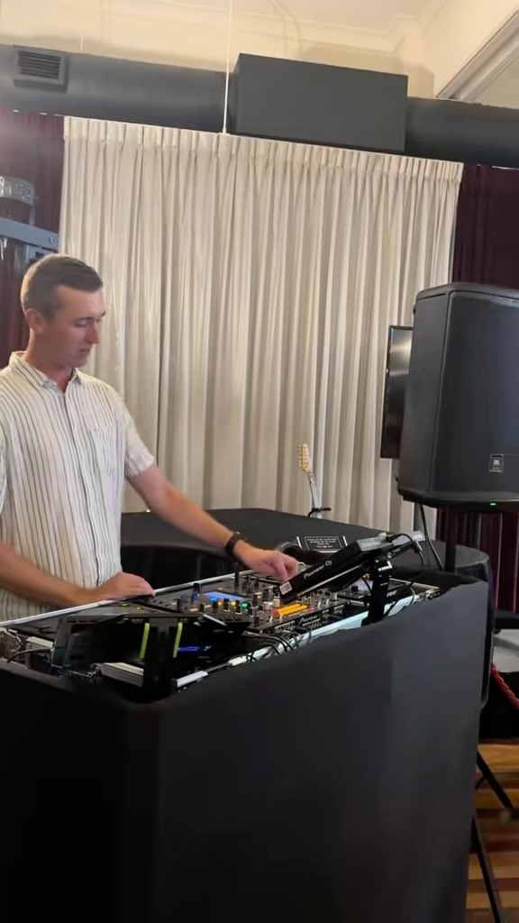 Let us create a playlist guaranteed to get everyone up and dancing! 💃🏼🕺🏾
#mobiledj #dilife #birthdaydj #weddingdj