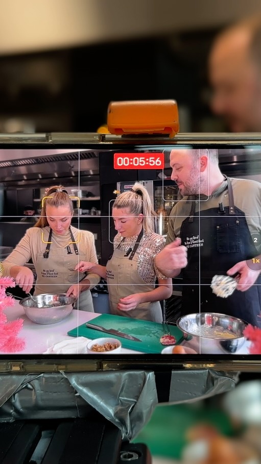Bananenbrood 🍌🍞
Zelf toevoegen:
3 eieren
3 rijpe bananen
60 gram dadels
50 gram gehakte noten
Optioneel: 50 gram stukjes pure chocola
Eventueel voor de topping:
1 banaan
3 eetlepels suiker
roomboter
slagroom
speculaaskruiden
Munt blaadjes of Venkelkruid
Bereiding:
1. Verwarm de oven op 175 graden.
2. Prak de bananen fijn met een vork en snijd de dadels in kleine stukjes.
3. Klop de eieren los en meng de bananen en dadels met de eieren.
4. Leg de stukjes bananenbroodmix in een kom en spatel de ei-banaan mix erdoor.
5. Voeg de chocolade en gehakte noten toe en giet het beslag in de houten bakvorm met inlay.
6. Plaats de houten bakvorm in de voorverwarmde oven voor 45-50 minuten.
Het bananenbrood is klaar als je er met een vork in prikt en deze er schoon uitkomt.
Bon Apetit! 🤩
#WeCanteen #recipe #Bananenbrood #yummyinmytummy #easy #keukenprinsessen