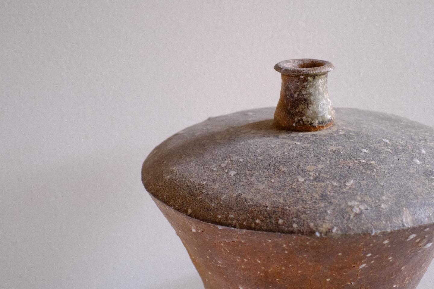 Add the sense of Wabi-Sabi with the Heishi shaped pot / vase by TaniQ
Available at our gallery shop and online shop. We are shipping worldwide.
“Heishi” bottle is a type of jar with a bulging body and a narrow spout. It was originally used as a sake vessel dedicated to God in Japan.
TaniQ is a ceramic artist who has continued to research firing in tunnel kilns in Shigaraki, Japan. His works have unique characteristics and color development using natural glaze. This piece is a one-of-a-kind.
Size
Φ=193mm (7.6in)
height=223mm (8.8in)
*Sizes are approximate. Diameter and height are measured at the largest part.
-——————————
Follow us on our other account.
Gallery owner’s photo account @mikiryohei88
Flower account @hana_salon_aoi
#shigarakiware #vase #japanesepottery#wabisabi #taniq #谷穹 #信楽焼 #ギャラリー琳 #galleryrinkyoto
