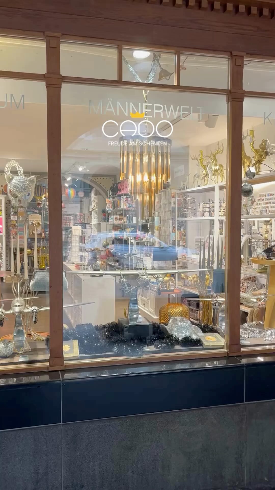 🪩🥳 Unser Silvester-Schaufenster Teil 2.
#cadobern #geschenkladen #bern #berncity #giftshop #silvester #fordtrimotor