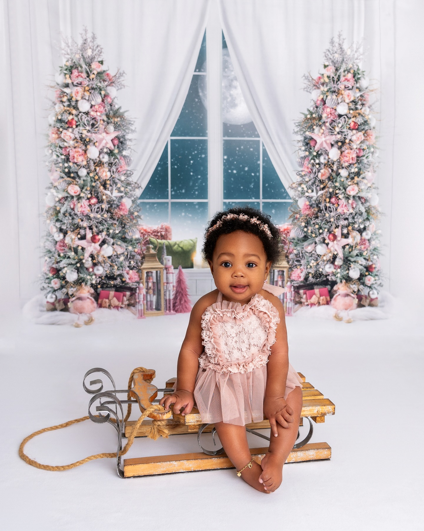 Princesses sleigh too! ☺️💕 Merry Christmas Eve, everyone!
#tukephotography #orlandophotographer #winterparkphotographer #wintergardenphotographer #orlandomoms #winterparkmoms