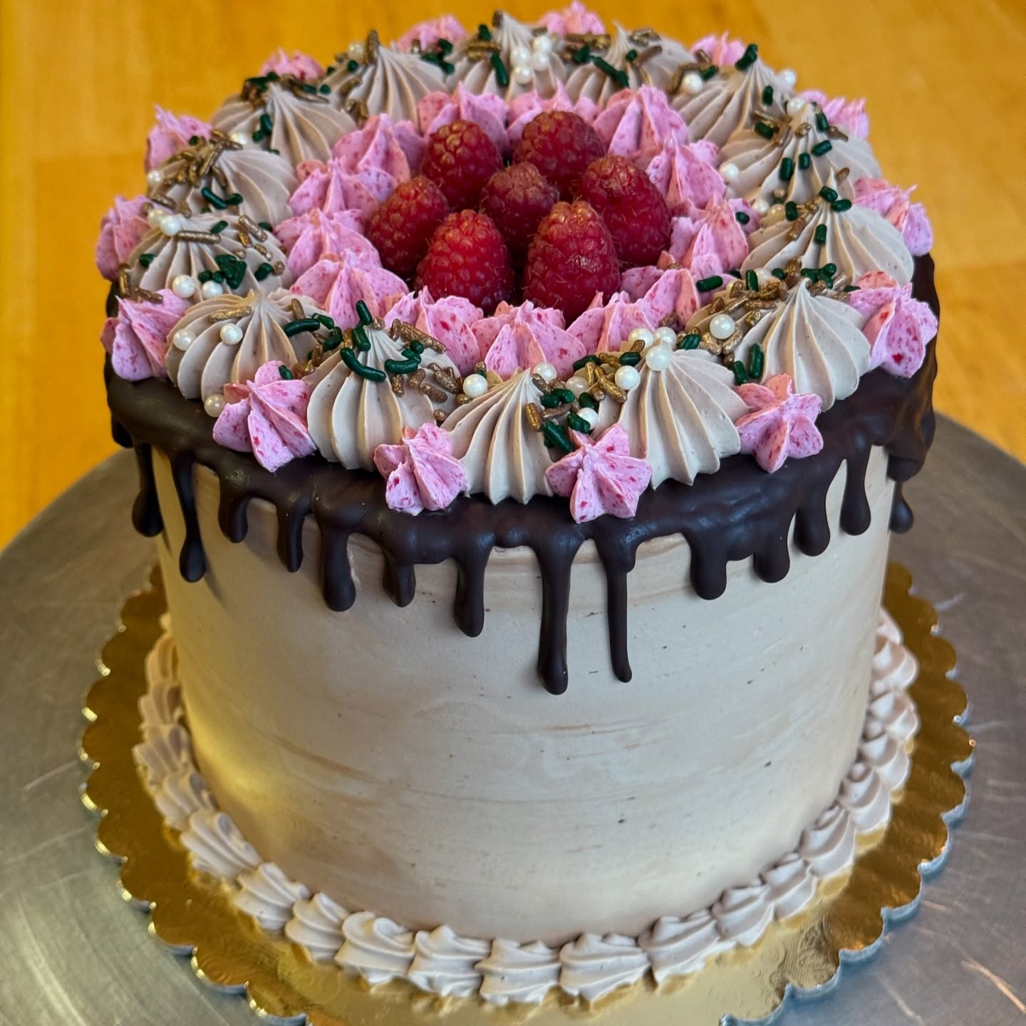 Merry Christmas from CakeSpaz! Hereโs a beautiful Mocha Raspberry Christmas Cake to celebrate.
๐๐ซโ๏ธ๐
Chocolate Cake, Mocha Italian Buttercream made with Dark Chocolate and Espresso, Housemade Raspberry Jam and fresh Raspberry filling, Dark Chocolate Ganache Drip, with Raspberry Buttercream and fresh Raspberries on top.
โจโจโจ
#cakespaz #mochacake #mocha #chocolatecake #espresso #chocolate #darkchocolate #raspberry #raspberrycake #customcake #christmascake #ganache #elkgrove #sacramento #pastrychef #pastrylife #cakesofinstagram