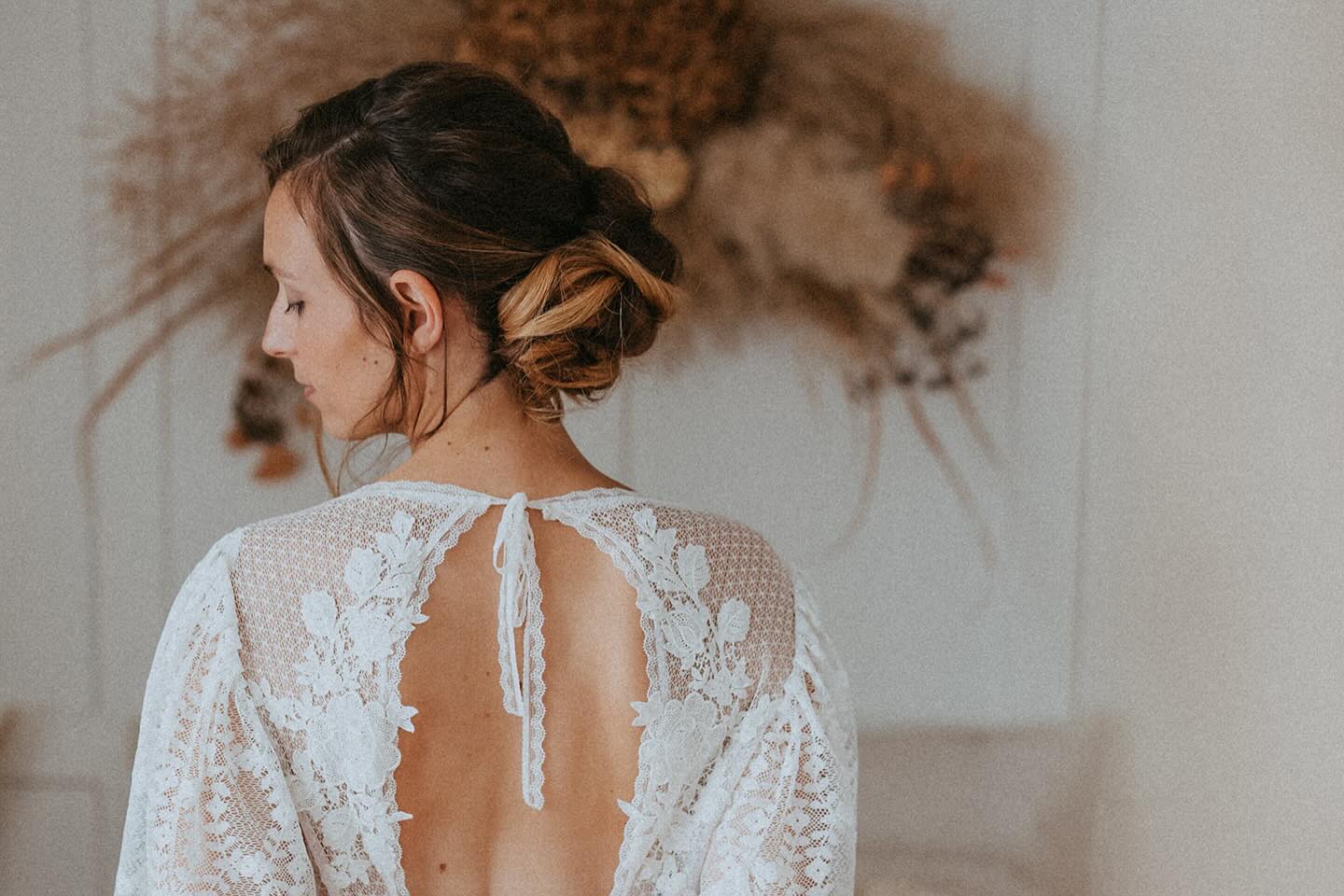 ✨Probestyling✨
Ein Probestyling ist eine Investition in einen stressfreien und perfekten Hochzeitstag. Nutze diese Möglichkeit, um deinen Traumlook zu finden und dich am großen Tag rundum wohlzufühlen. Es ist eine gute Möglichkeit, die Stylistin kennenzulernen und sicherzustellen, dass ihr auf einer Wellenlänge seid. So kannst du deinen Hochzeitstag entspannt genießen und dich voll und ganz auf das Wesentliche konzentrieren.
Wir empfehlen das Probestyling zu buchen, nachdem die Auswahl des Brautkleides getroffen worden ist oder 6-10 Wochen vor der Hochzeit. So können wir das Styling optimal auf dein Kleid abstimmen und berücksichtigen gleichzeitig eventuelle saisonale Veränderungen deiner Haut oder Haarfarbe.
Vereinbare jetzt deinen Probetermin !
Hair&Makeup @jennybraendlemakeup
Foto @nadjabossiphotography
#brautprobestyling #hochsteckfrisur #hochzeit2025planen #bridalstylist #updohairstyles #bohobun #hochzeitsfrisuren #probeterminhochzeit #labiosthetique #makeupartist #bridallooks