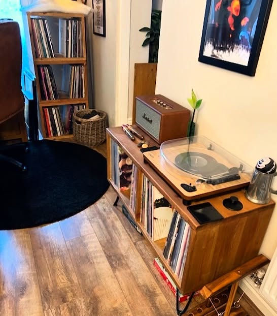 😍 Latest delivery today to finish off the 3 tier vertical vinyl record storage unit to match the horizontal unit for a client in #tamworth 👌 #komodafurniture
#furniture #vinyl #vinylstorage #handmade #madeinbritain🇬🇧 #woodfurniture #interiordecorating #promotion #discount #hifi #solidwoodfurniture #solidwood #furnituredesign #tvunit #recordplayer #instasaily