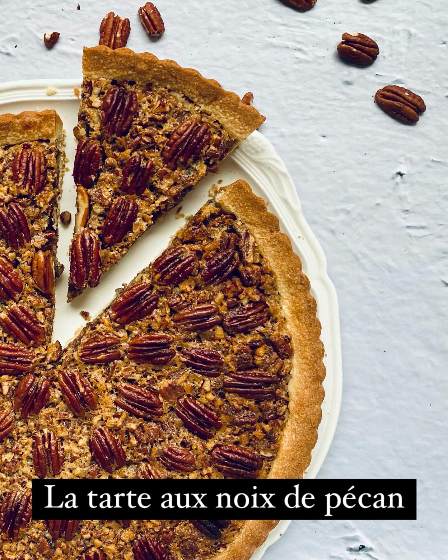 Découvrez la recette de cette tarte parfaite pour les soirées hivernales : https://www.recettesepicuriennes.fr/post/tarte-aux-noix-de-p%C3%A9can