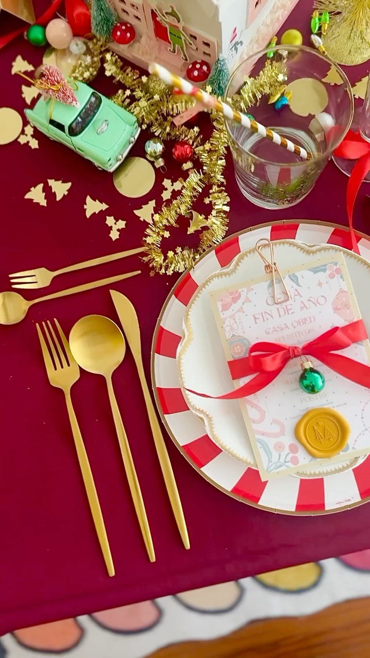 Esta es la mesa navideña casi improvisada 🙈🙈 que preparé para Fin de Año, llena de detalles hechos a mano con mucho corazón y cariño. Desde las casitas de madera pintadas y decoradas, hasta los menús, los banderines, los “seating cards” y todos los pequeños toques especiales. ¡Fue un honor que la Televisión de Galicia me hiciera un reportaje y que además sacaran esta mesa en su telediario! 🎄✨ Gracias por compartir este momento tan especial conmigo.
#NavidadCreativa #ArteYManualidades #MesaNavideña #DetallesHechosAMano #DecoraciónNavidad #CreatividadNavideña #ColoresDeNavidad #ArteEnCasa #NavidadConCorazón