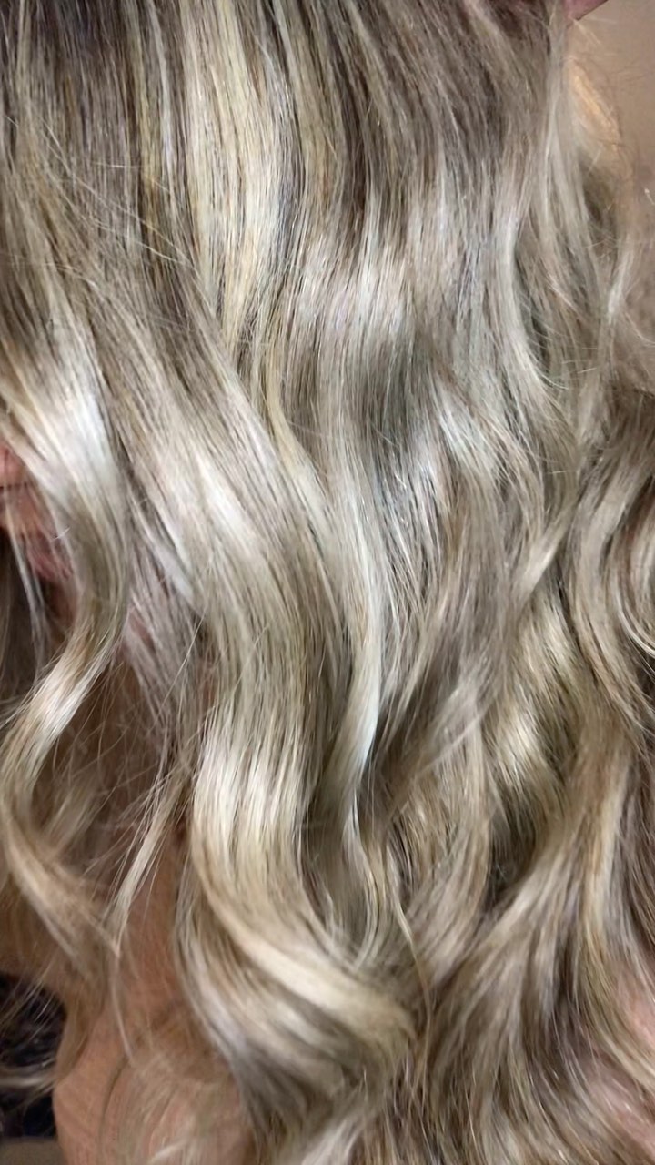Ash blonde 😍
Hair transformation by Eniko 😍
For bookings email: salon@haircolourstudio.co.uk
.
.
#ashblonde
#sandyashblondebabylights
#hairreelsvideo #hairreelsofinstagram
#naturallookinghair #sunkissedbalayage #colouristlondon #hairtransformations #naturallookinghaircolour #hairgoals🔥 #babylightshair #brunettebalayagehair #babylightsandbalayage #hairbeforeandafters #balayagelondon #epreslondonsalon #epresuk
#haircoloristlondon #hairsalonlondon #hairtransformations #haircolourstudiokingscross